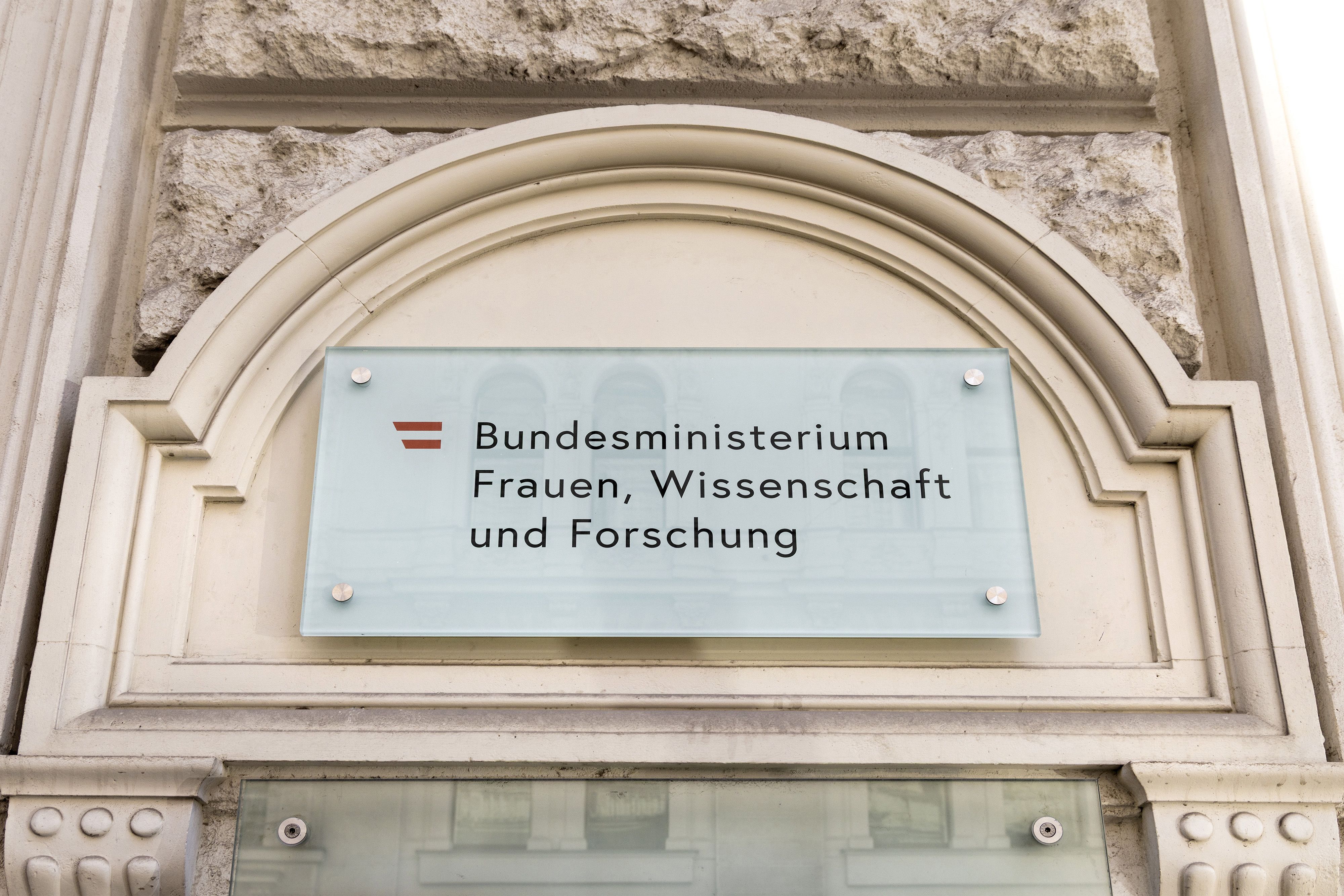 Anlässlich des Brustkrebsmonats Oktober erstrahlt die Fassade des Bundesministeriums für Frauen, Wissenschaft und Forschung am Wiener Minoritenplatz auch heuer in Pink.