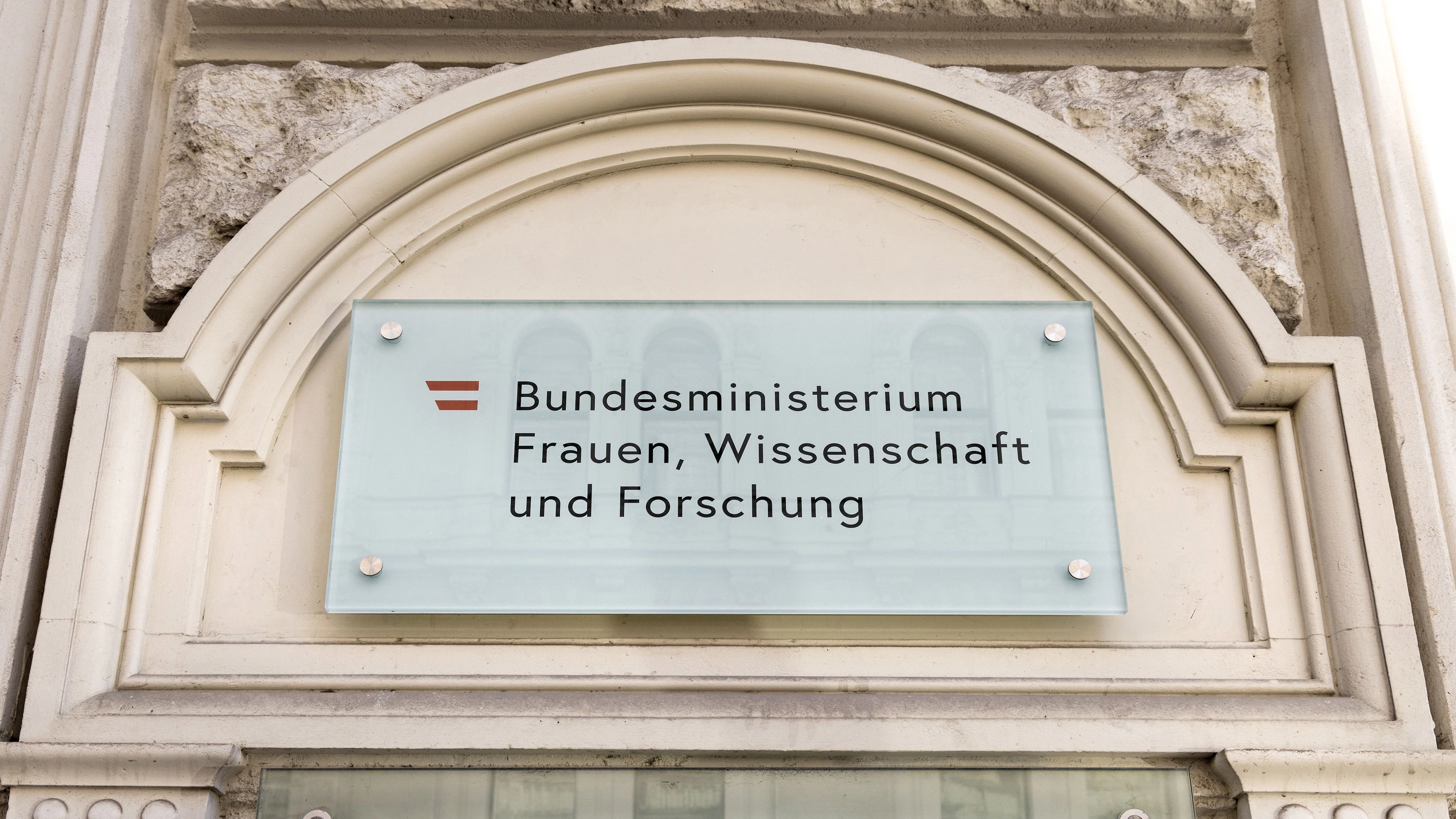 Anlässlich des Brustkrebsmonats Oktober erstrahlt die Fassade des Bundesministeriums für Frauen, Wissenschaft und Forschung am Wiener Minoritenplatz auch heuer in Pink.