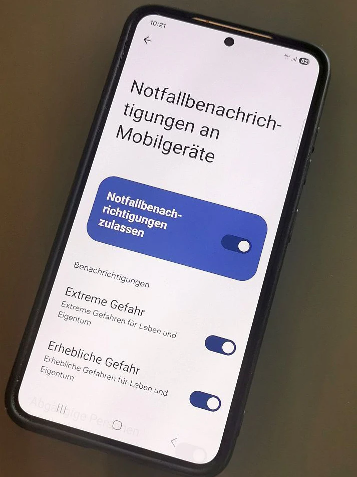 Notfallwarnungen der hšchsten Kategorie werden in jedem Fall Ÿbertragen, es gibt aber auch Abstufungen, etwa Gefahrenwarnungen, Gefahreninformationen, und andere, wichtige Meldungen von Behšrden, die man im UntermenŸ der Einstellungen aktiv ausschalten kann.
