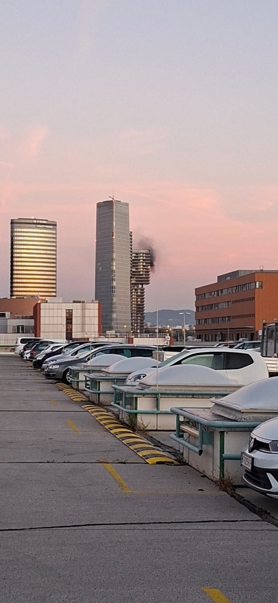 Großeinsatz nach Feuer im Triiiple Tower