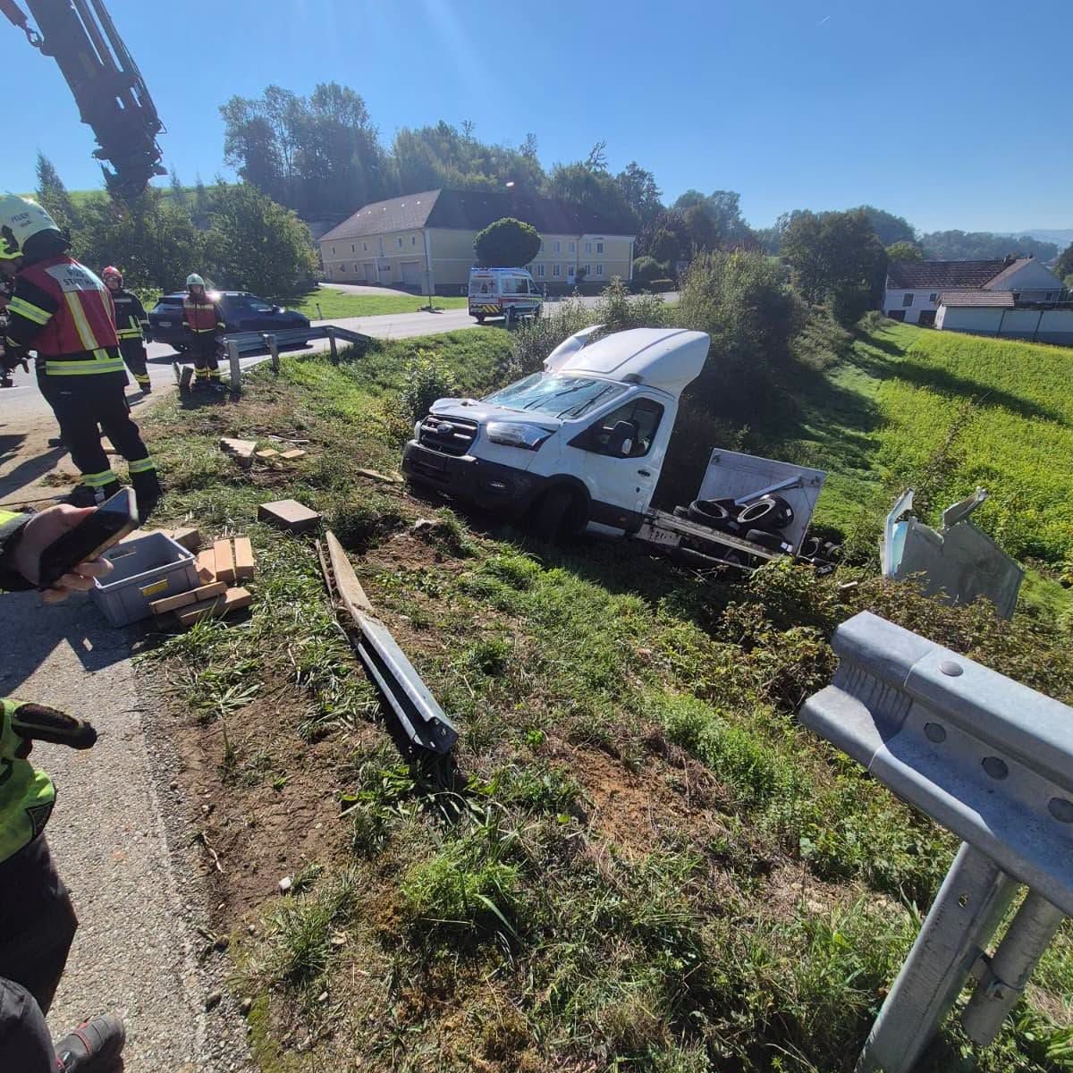 Ein Kleintransporter kam in Haag von der Straße ab und stürzte eine Böschung hinunter.