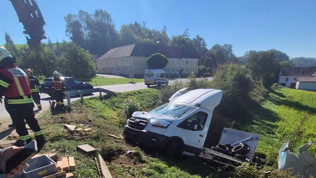 Ein Kleintransporter kam in Haag von der Straße ab und stürzte eine Böschung hinunter.