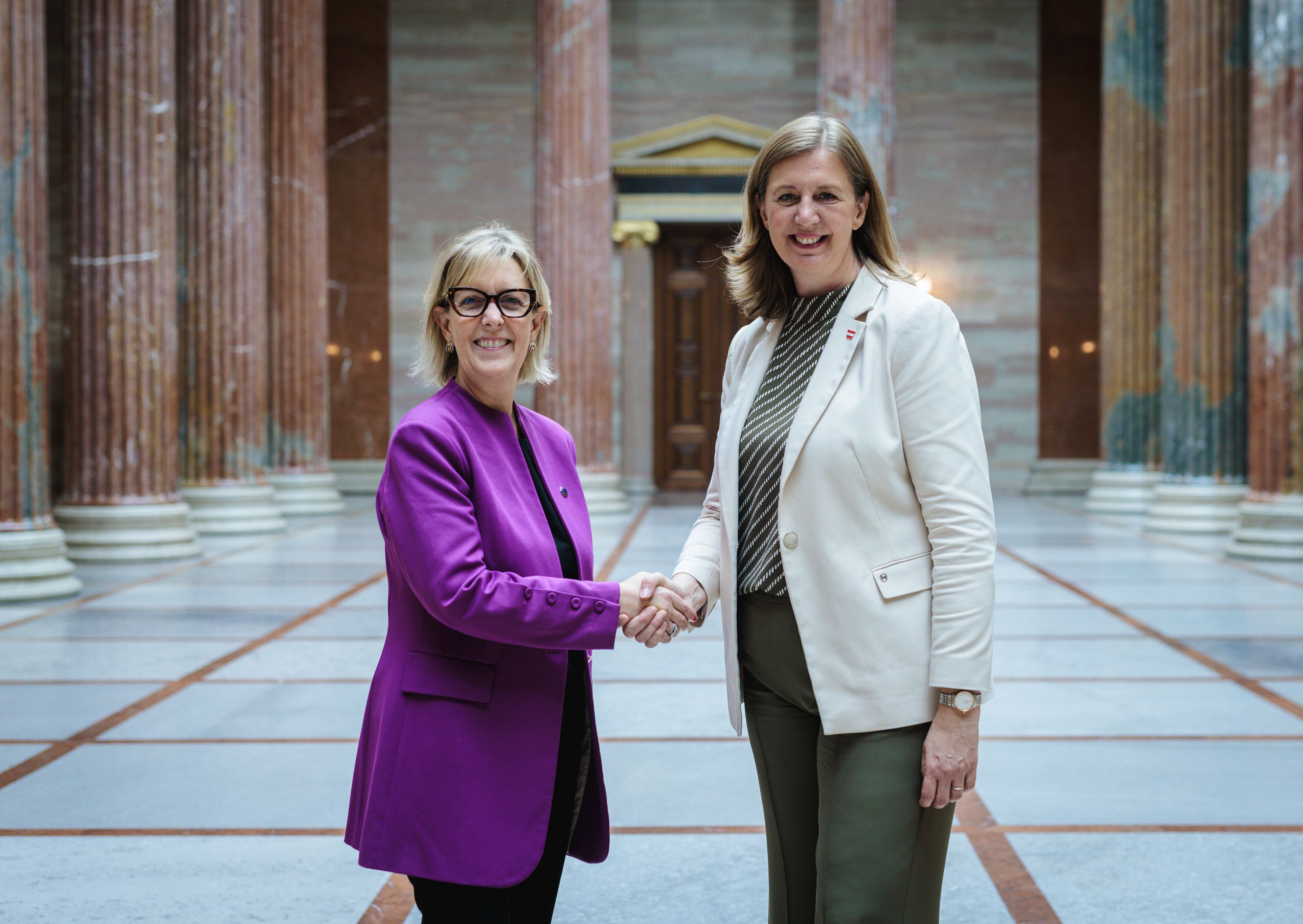 Finanzstaatssekretärin Eibinger-Miedl (ÖVP, r.) und die EU-Kommissarin für Finanzdienstleistungen, Maria Luís Albuquerque