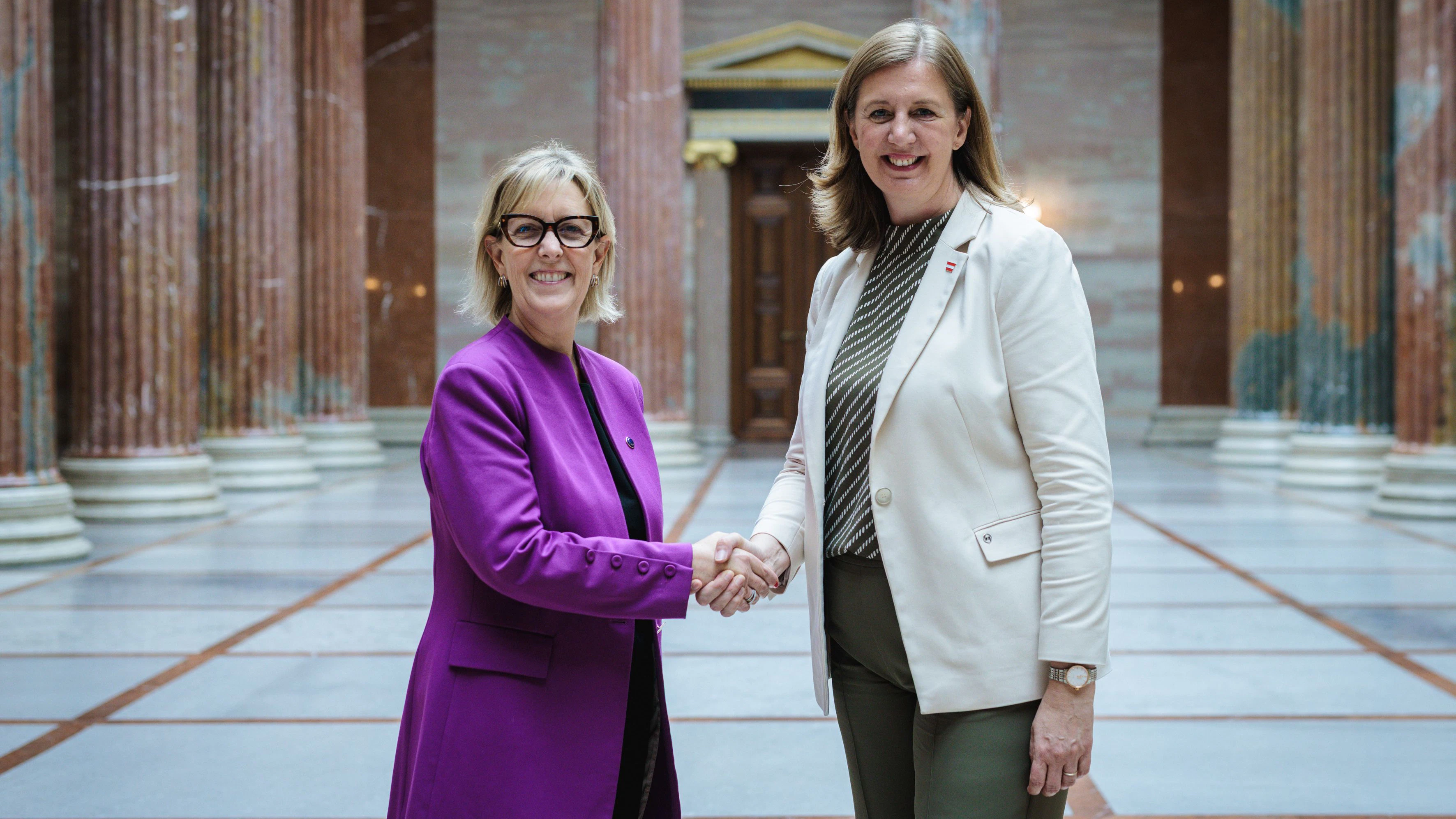 Finanzstaatssekretärin Eibinger-Miedl (ÖVP, r.) und die EU-Kommissarin für Finanzdienstleistungen, Maria Luís Albuquerque
