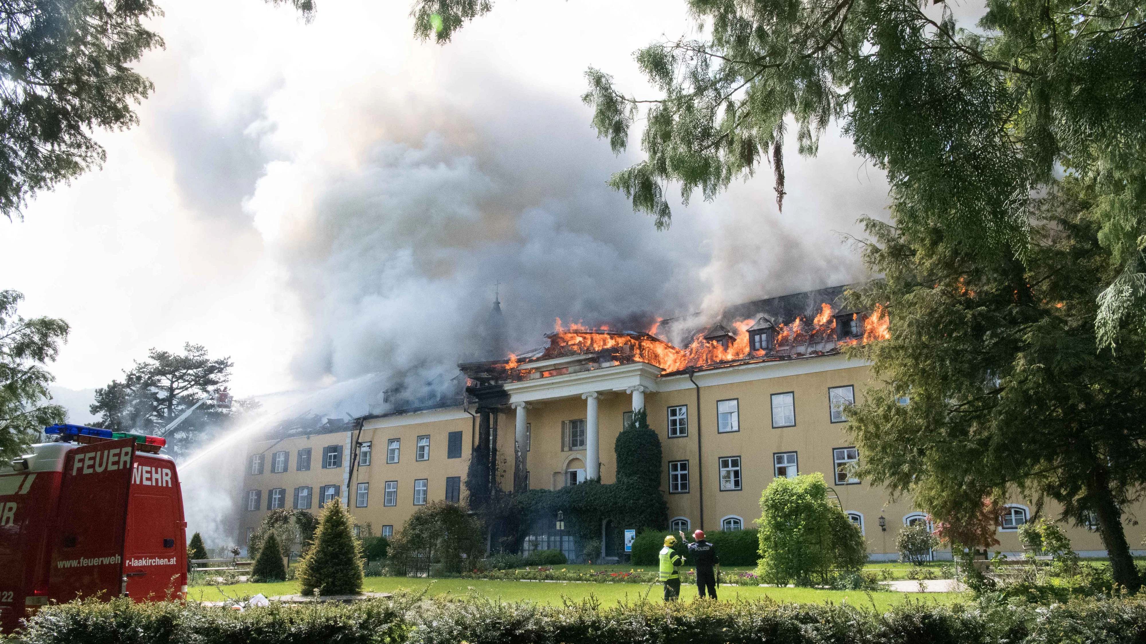 Das Schloss Ebenzweier in Altmünster stand in Flammen.