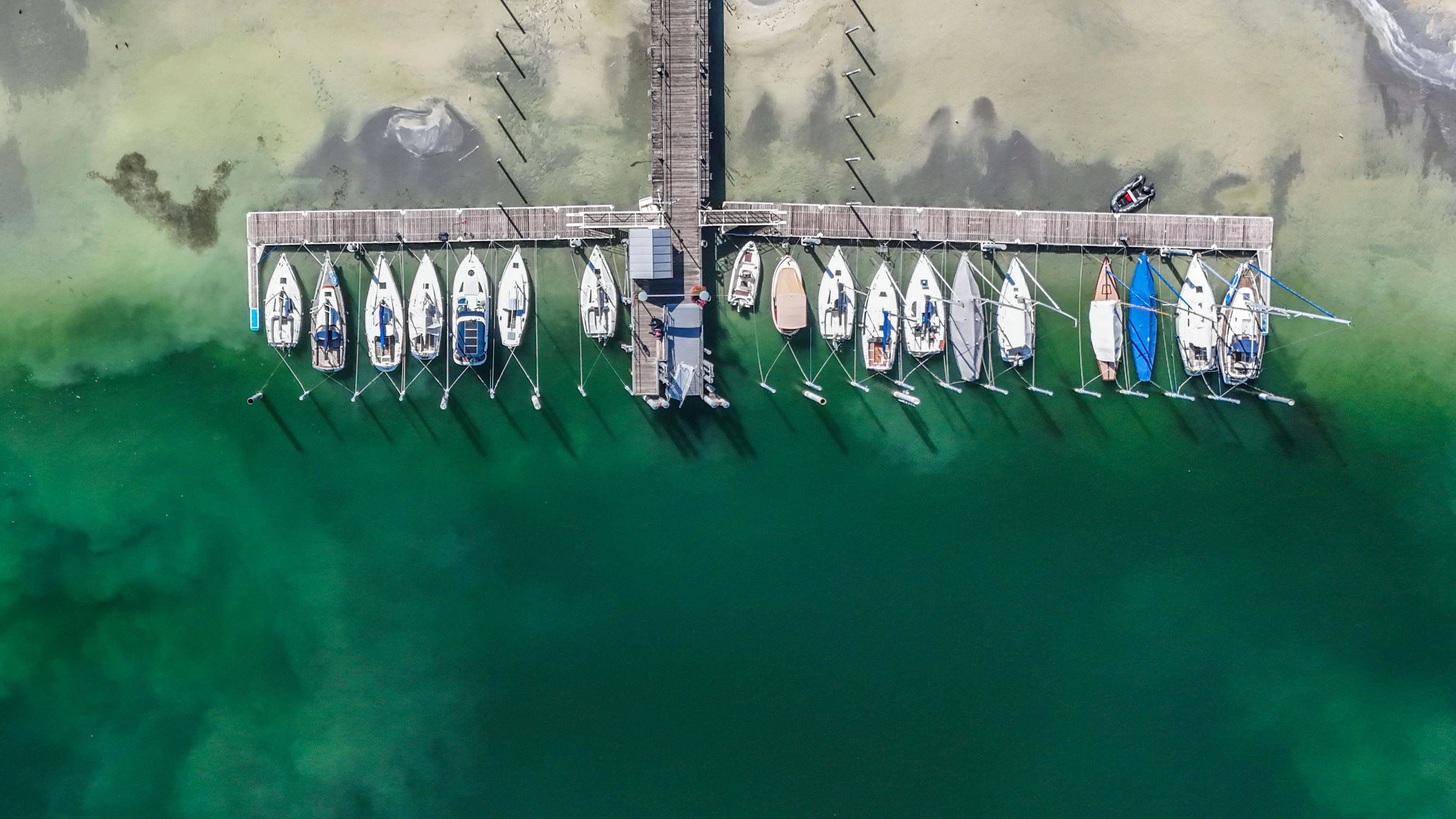 Gleichzeitig zeigt sich der Bodensee von seiner malerischen Seite das Wasser schimmert bei strahlendem Sonnenschein grünlich-blau.