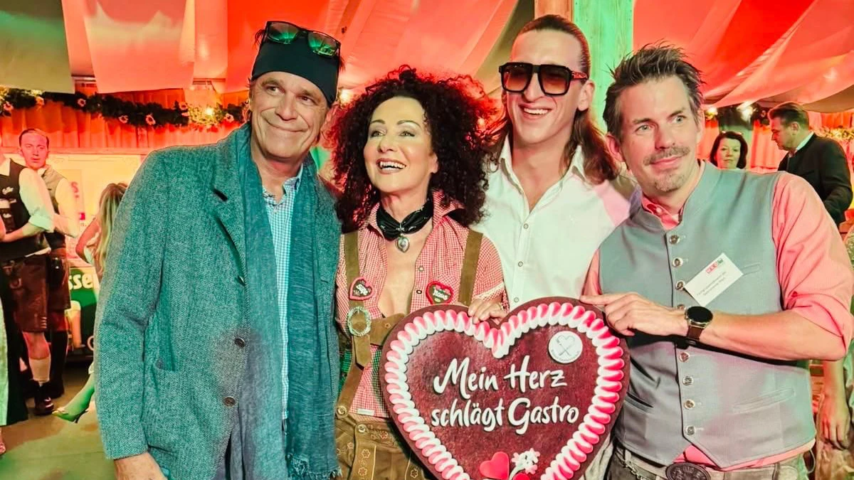 "Mausi" Lugner mit "Satansbraten" (2. von Rechts) auf der Wiener Wiesn
