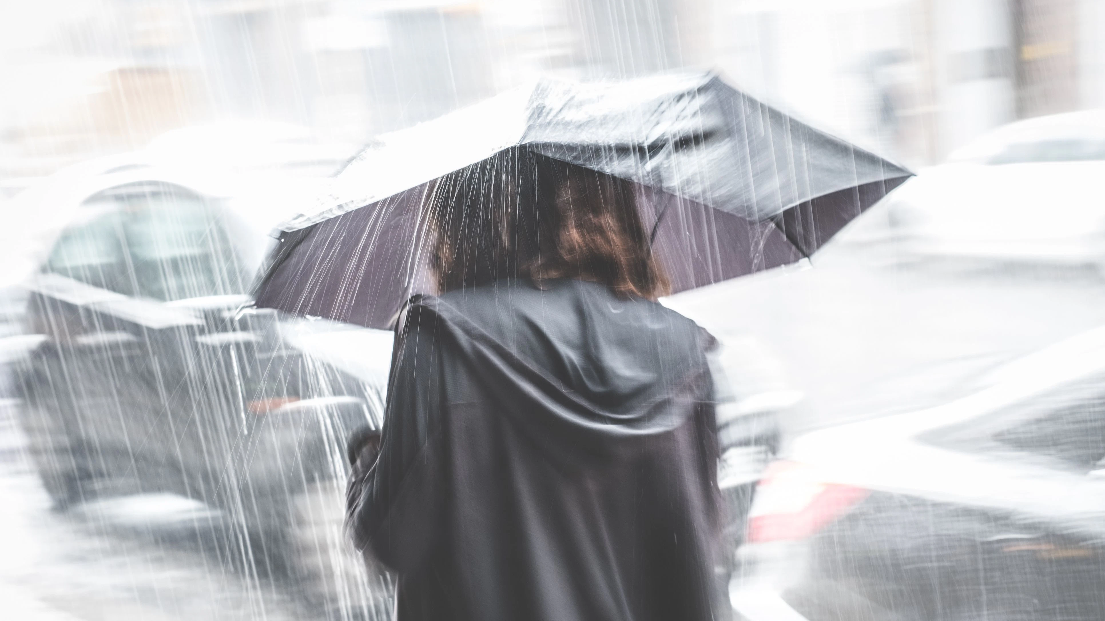 Zwischen der iberischen Halbinsel und den Balearen gehen kräftige Regengüsse und Gewitter nieder.