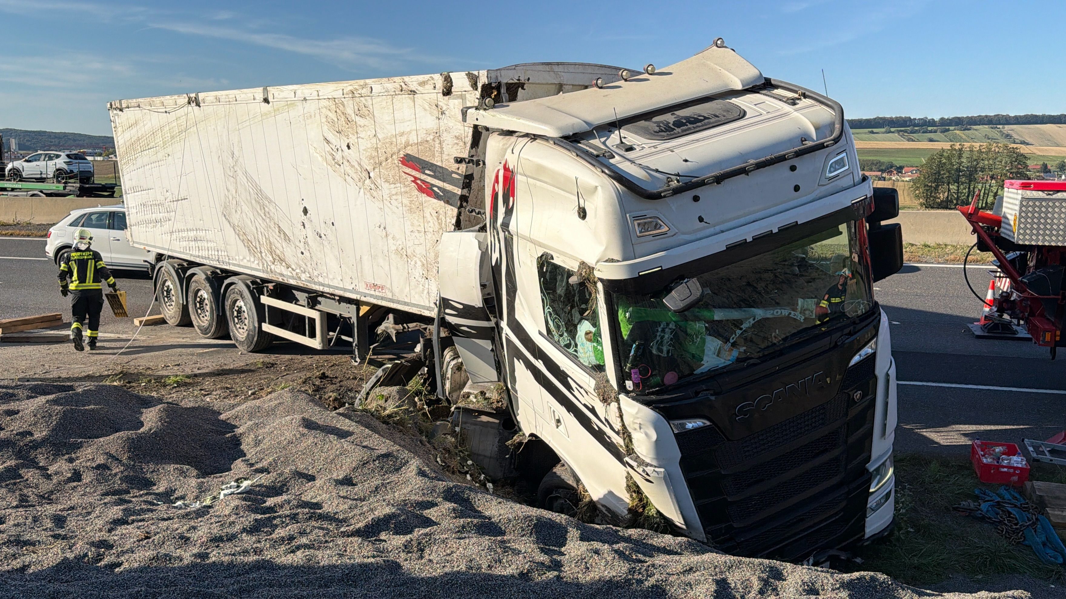 Ein Lkw kam auf der A1 von der Fahrbahn ab und kippte um. Der Lenker wurde verletzt, für die Bergung musste die Autobahn gesperrt werden.