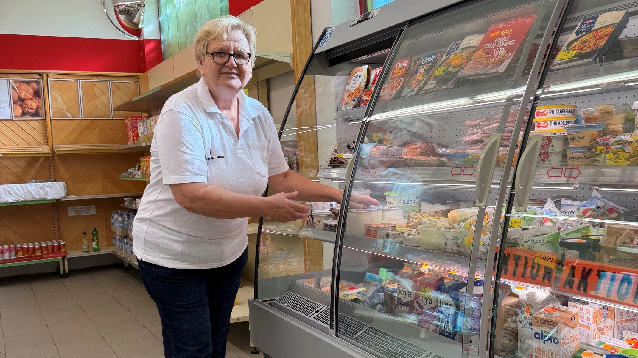 Roswitha hilft im Markt in Ottensheim.