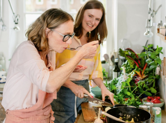 Gesund durch die Wechseljahre: Ernährungsexpertin <strong>Susanne Liedtke</strong> und Gynäkologin Dr. <strong>Christina Enzmann</strong>
