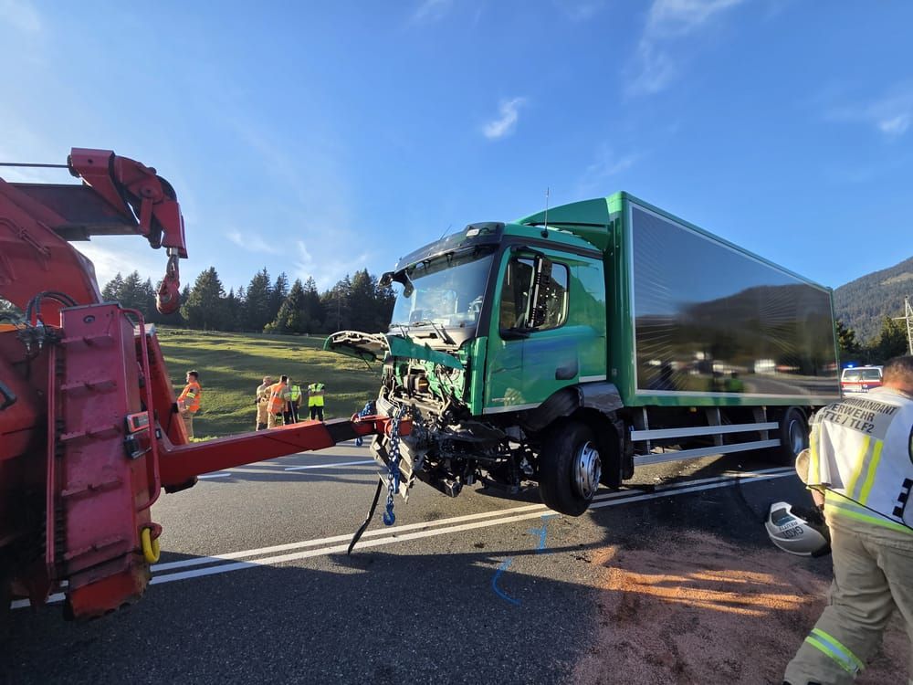 Tragischer Unfall auf der Fernpassstraße: Ein 77-jähriger Deutscher starb nach einem Frontalcrash mit einem Lkw, seine Frau wurde schwer verletzt.