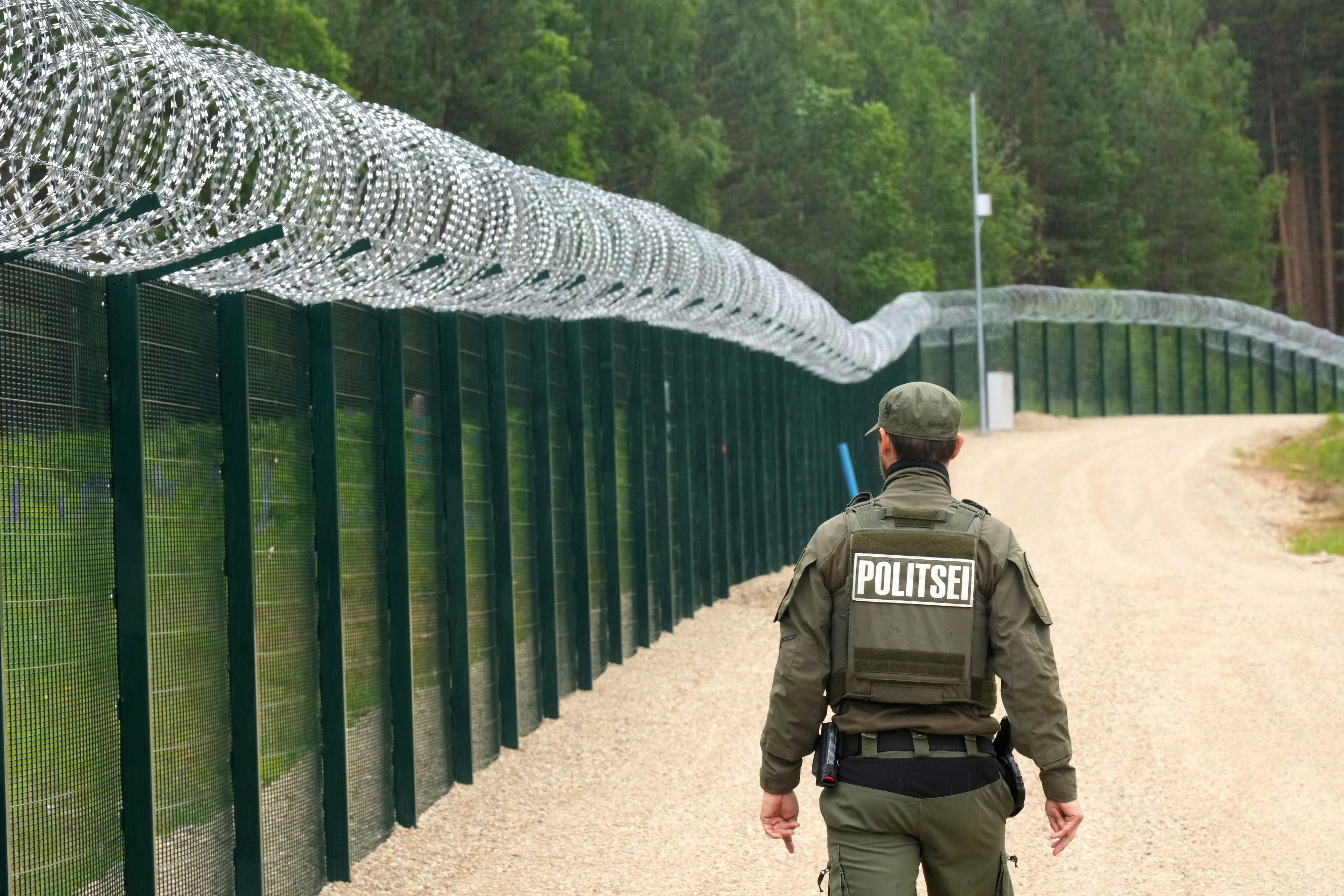 Die estische Polizei bewacht den Grenzzaun zu Russland in Saatse, Juni 2026.