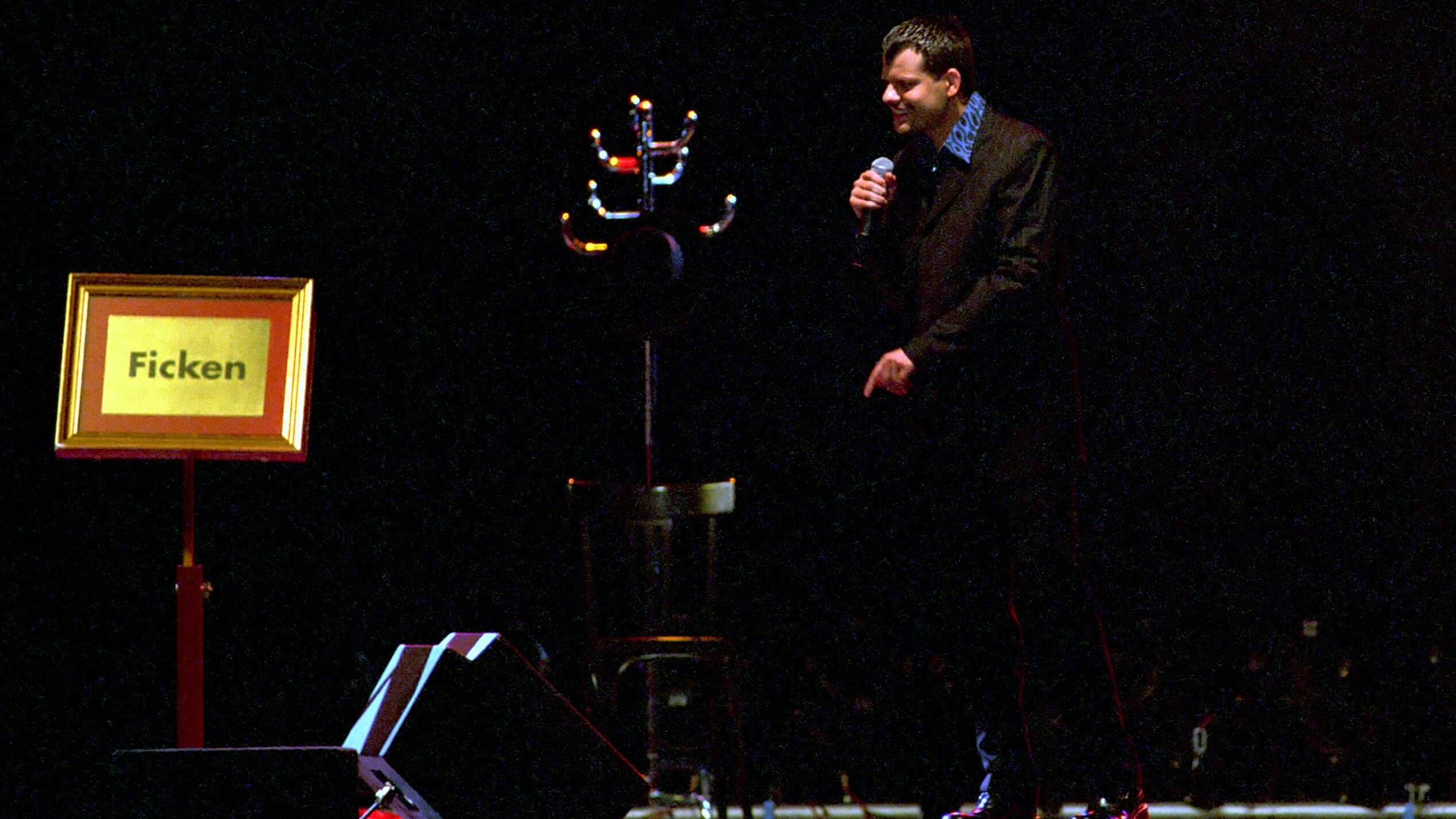 Ingo Appelt und das goldene "Ficken"-Schild auf der Bühne (1999, Göttingen)