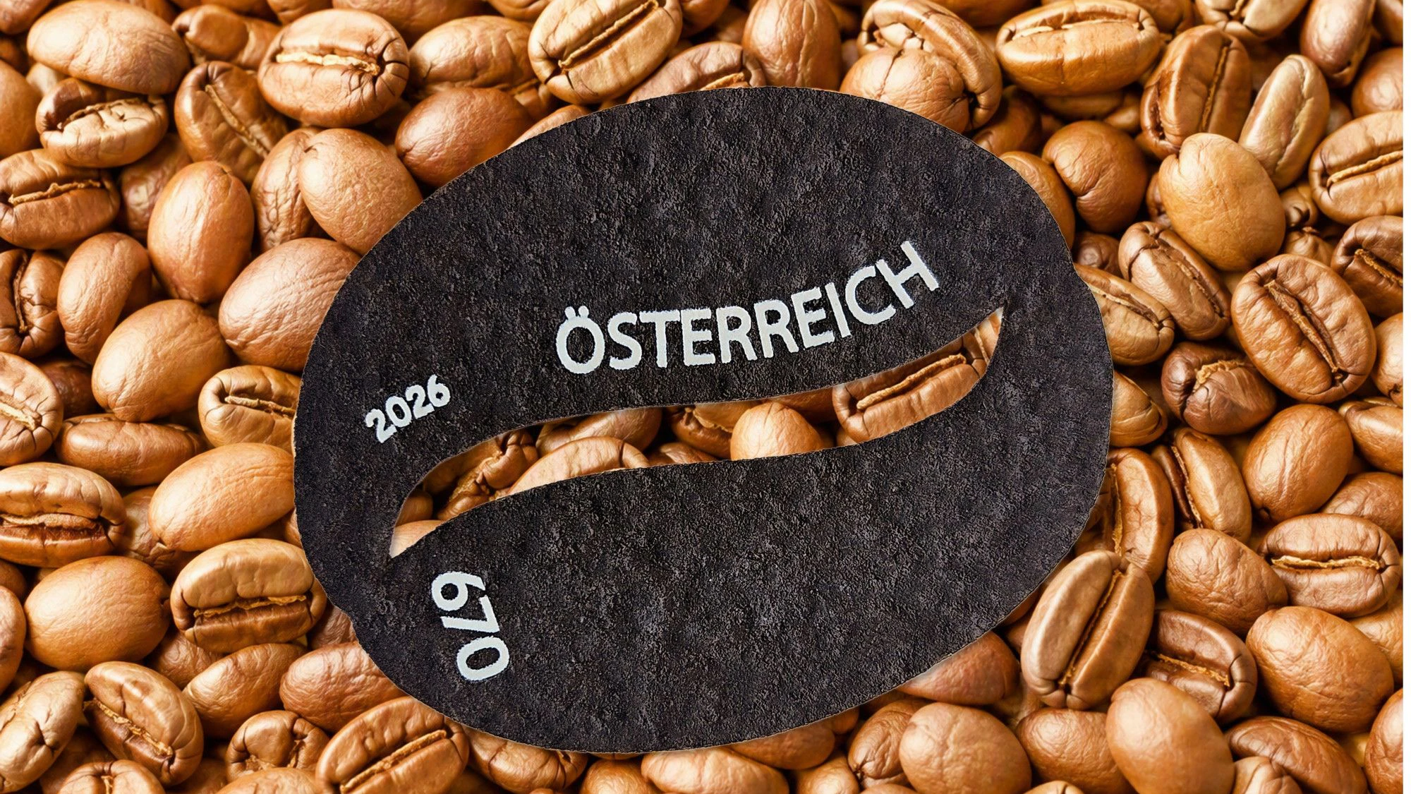 Bohnenform, besteht aus altem Kaffeesud und duftet nach Kaffee: Österreichs Post bringt eine weitere ungewöhnliche Briefmarke heraus.