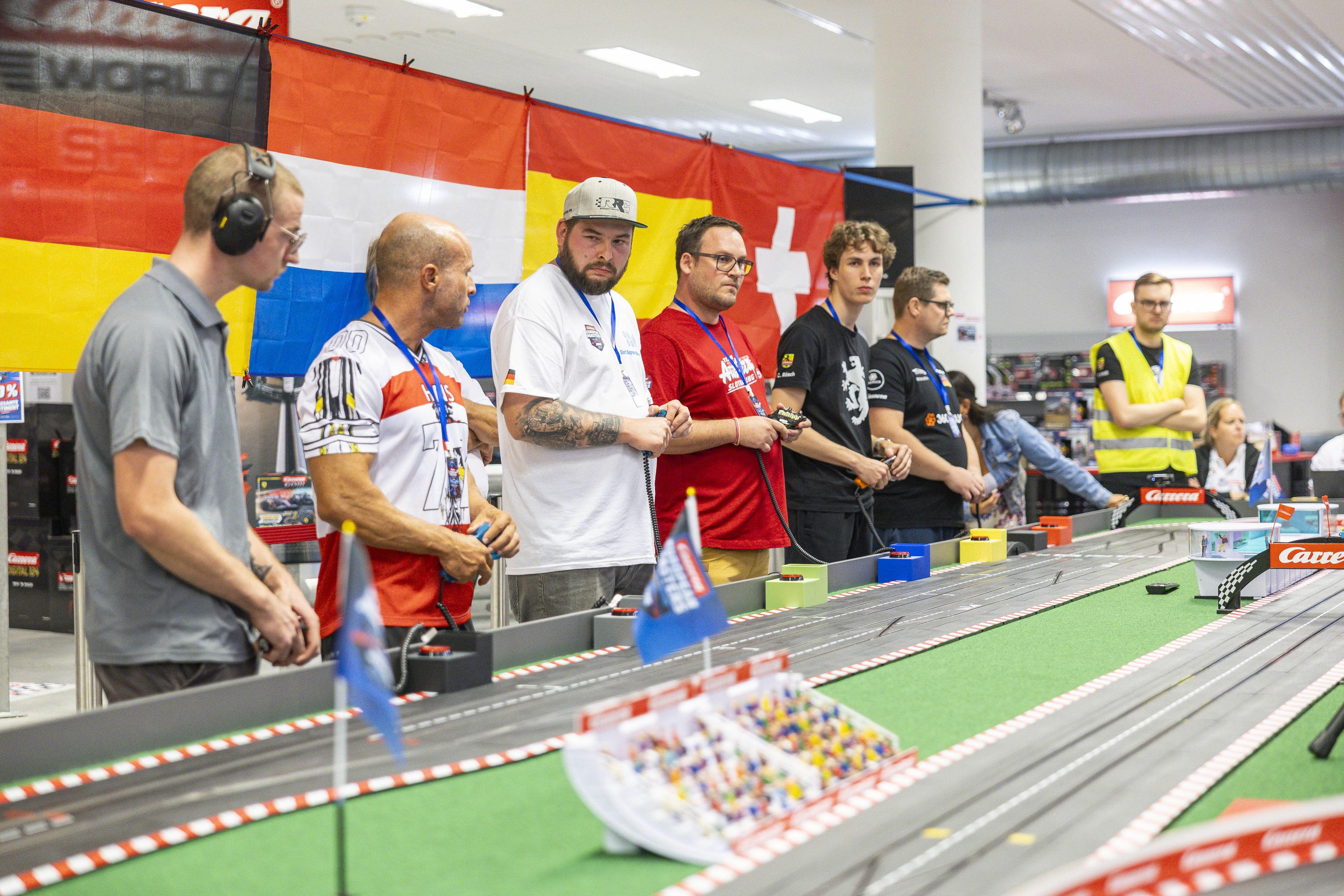 72 Slotracer aus fünf Ländern traten auf Carrera Digital 124 an, 26 weitere gingen im erstmals ausgetragenen Carrera Hybrid-Wettbewerb an den Start.