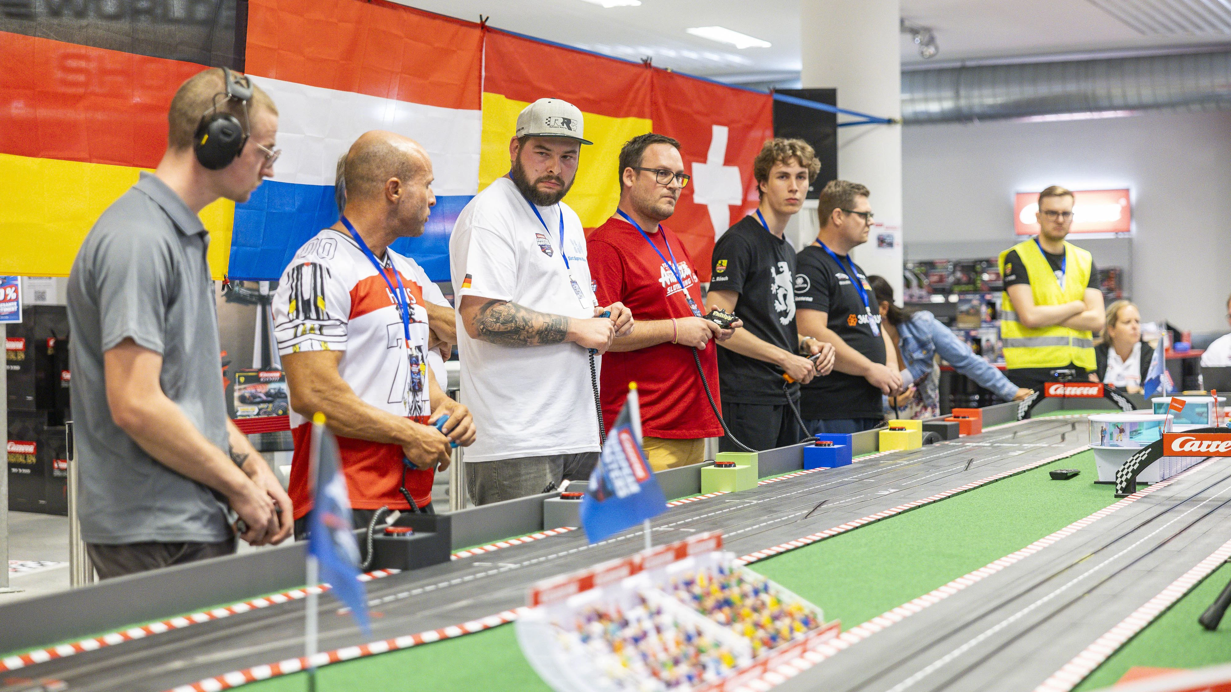 72 Slotracer aus fünf Ländern traten auf Carrera Digital 124 an, 26 weitere gingen im erstmals ausgetragenen Carrera Hybrid-Wettbewerb an den Start.