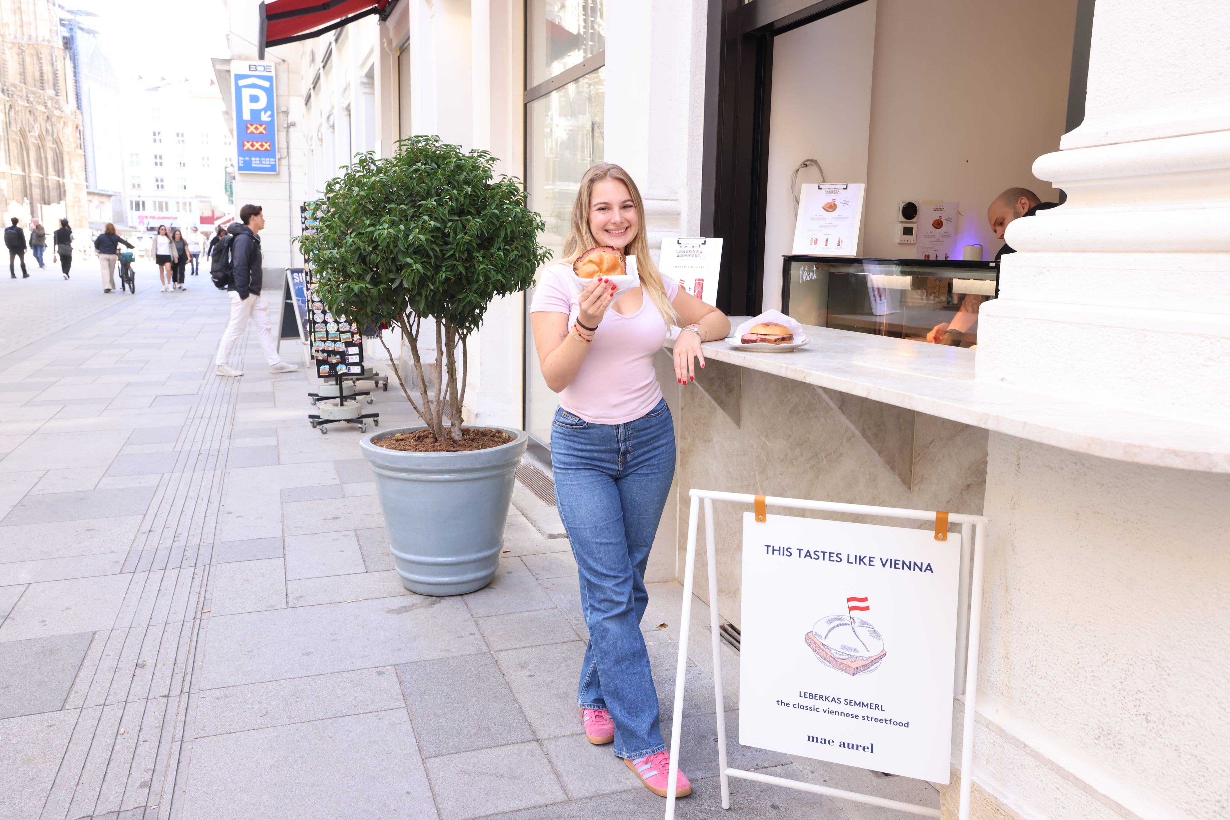 Das Leberkäse-Fenster ist mitten in der Wiener City.
