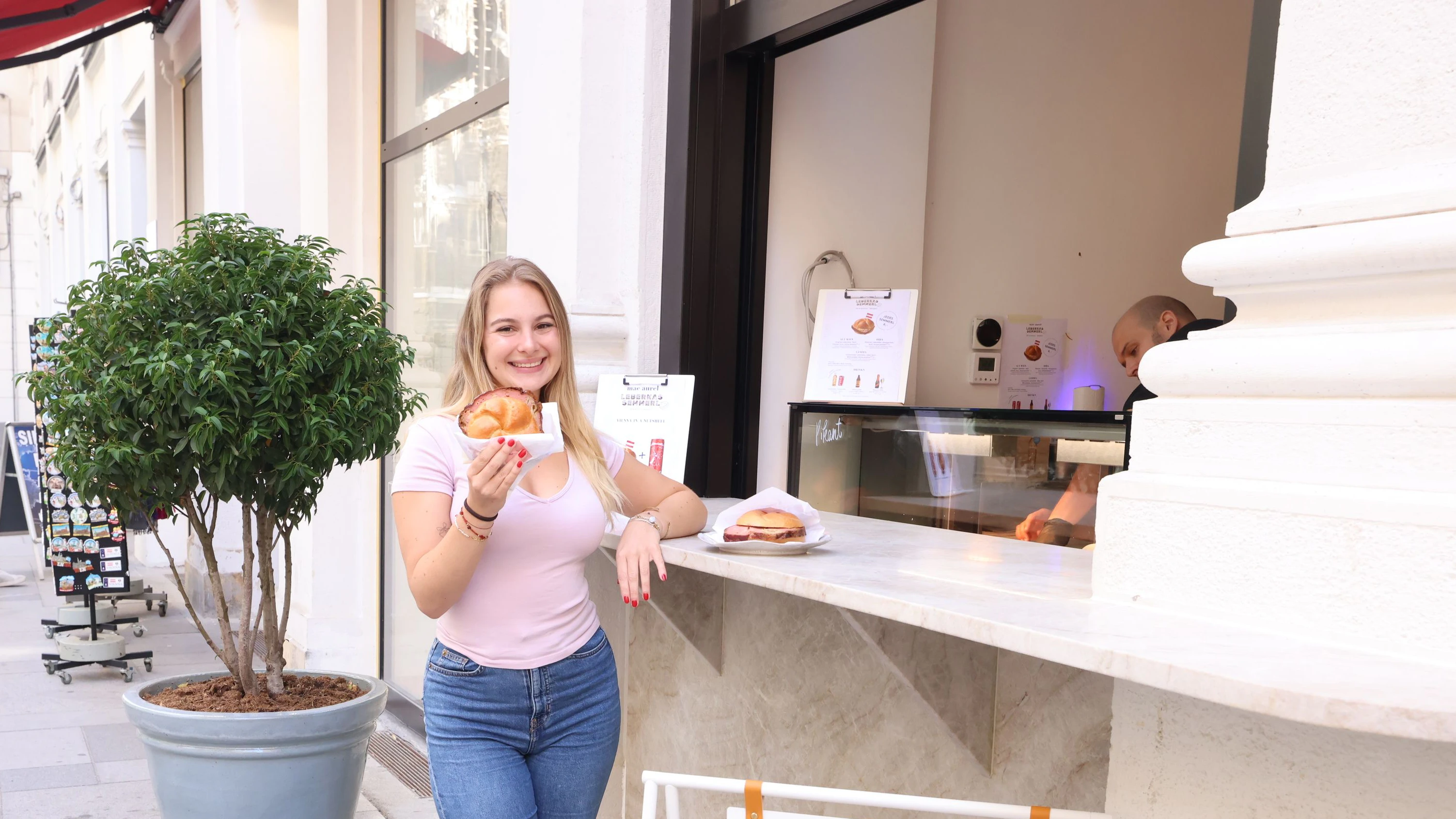 Das Leberkäse-Fenster ist mitten in der Wiener City.