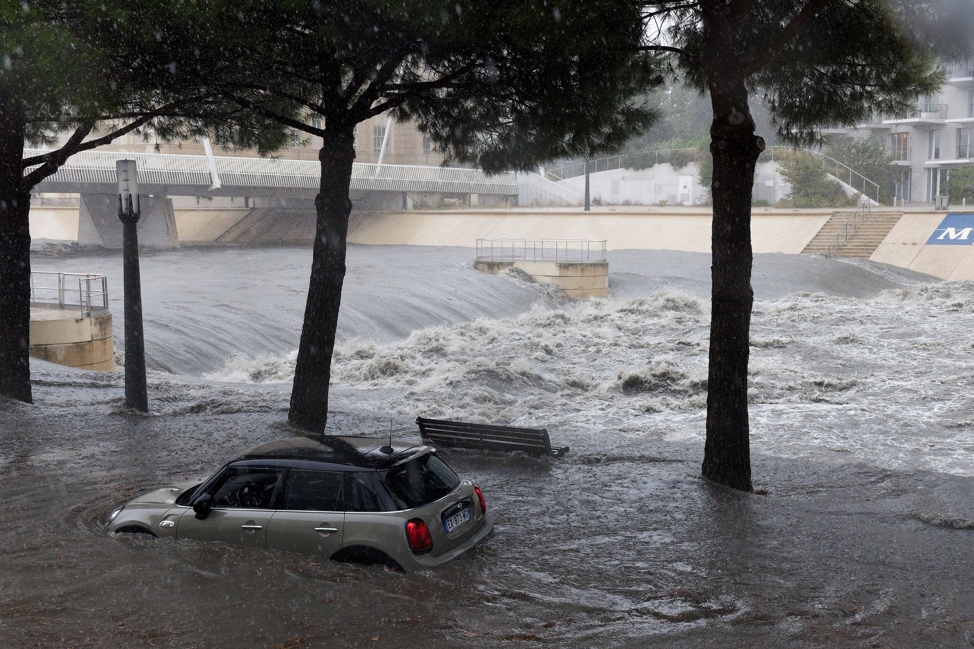 Ein Auto steht teilweise im Wasser in einem überfluteten Gebiet in der Nähe des Flusses Lez, wo das Wasser sehr unruhig ist, in Montpellier während des Mittelmeersturms am 30. September 2026.