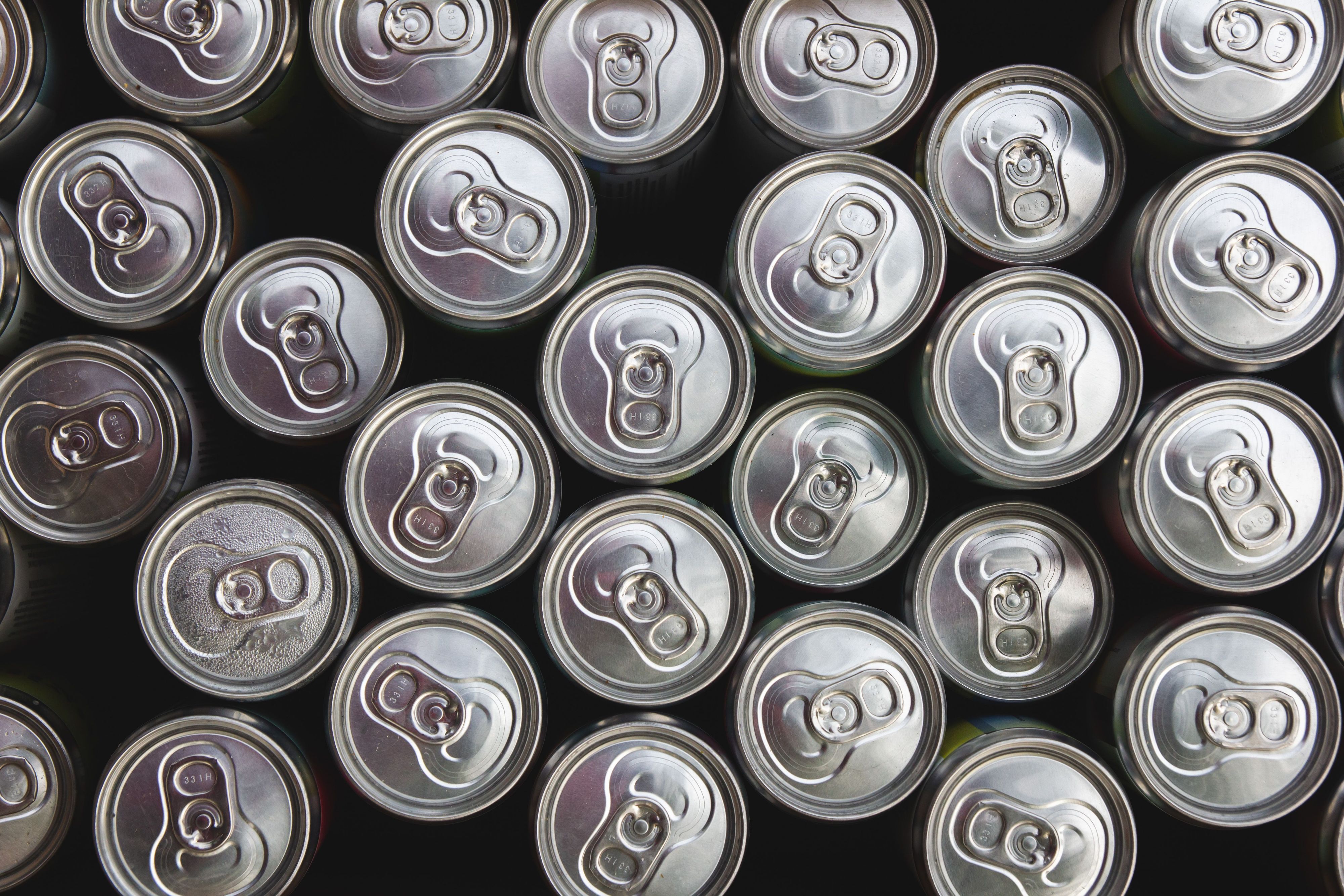 Hausaufgaben, Gaming oder einfach nur Müdigkeit: Gründe für den Griff zum Energydrink gibt es aus Sicht Jugendlicher viele.