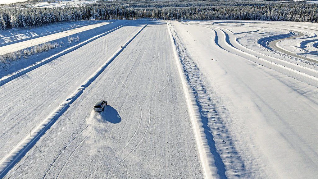 Im winterlichen Teil des Tests zeigte der Michelin CrossClimate seine größte Stärke.