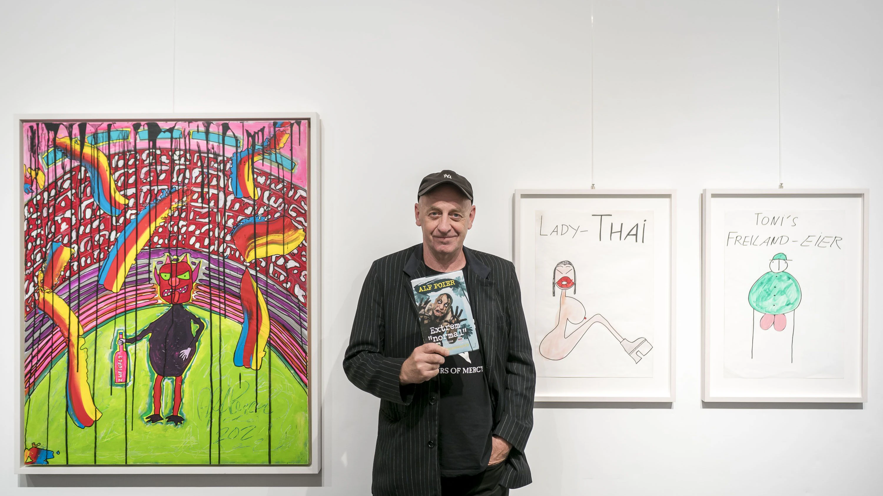 Alf Poier in der Galerie Kaiblinger in der Wiener City, wo einige seiner Bilder ausgestellt sind.