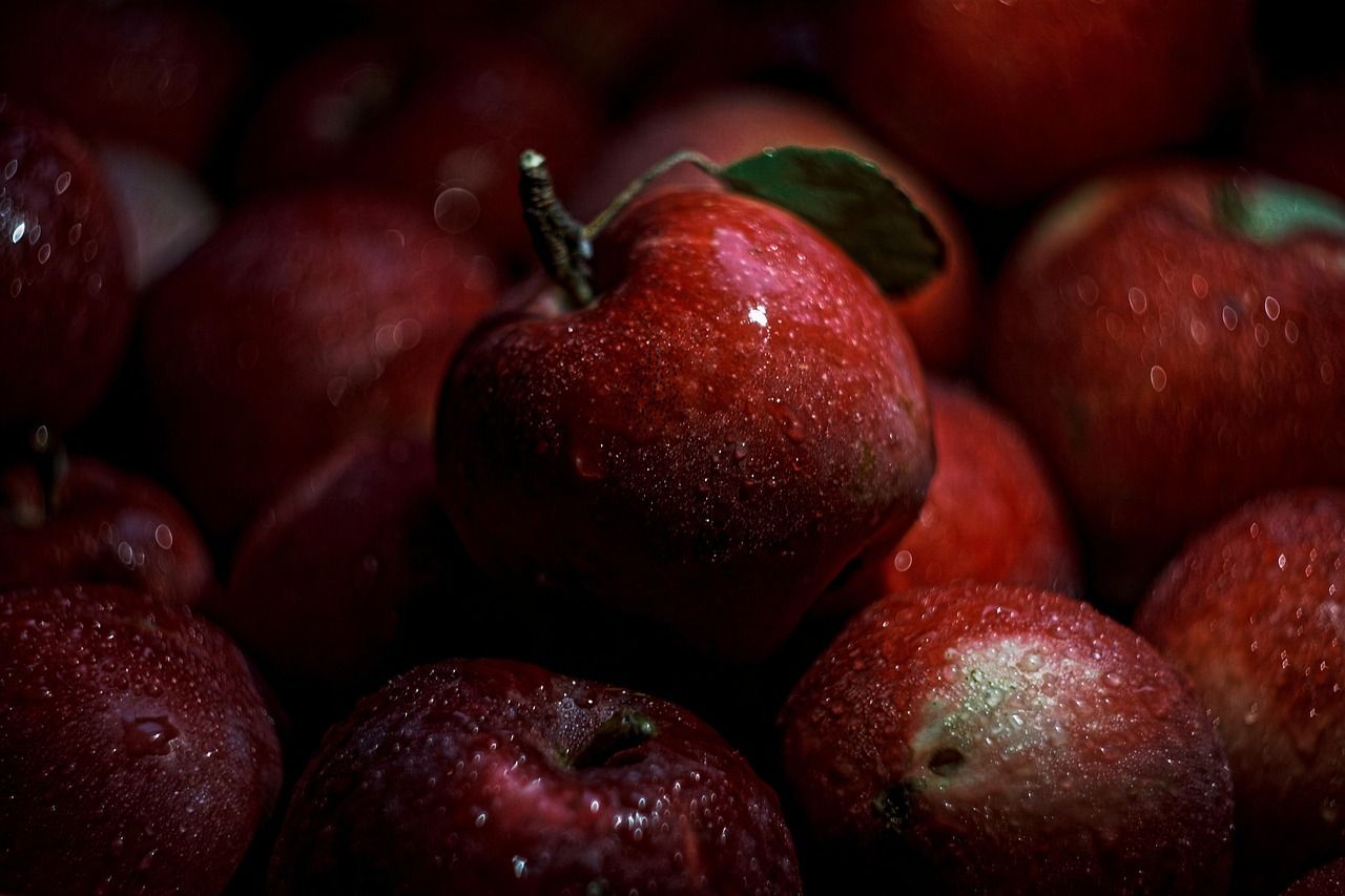 Frische rote Äpfel
