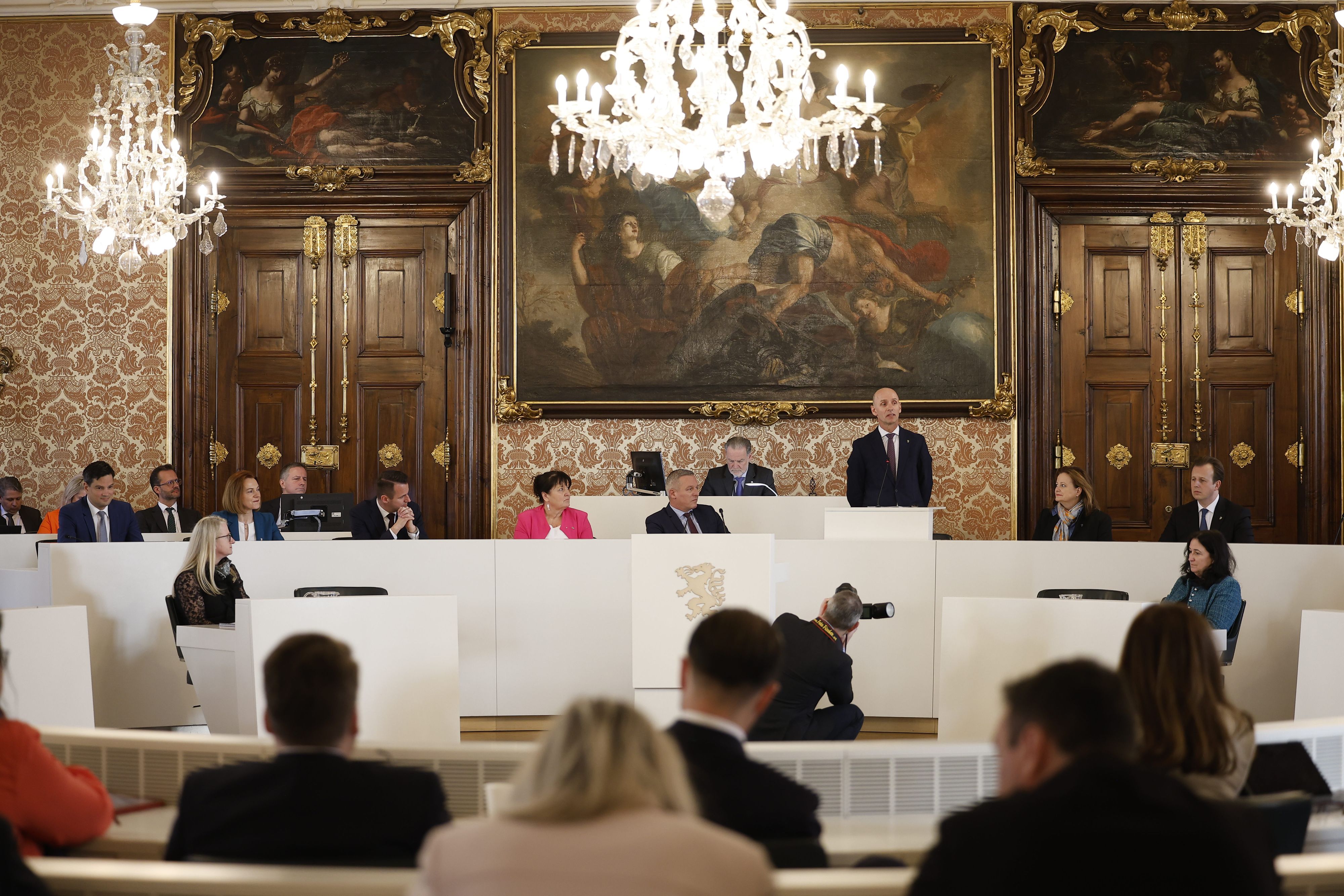 Die Opposition verließ geschlossen den Saal.