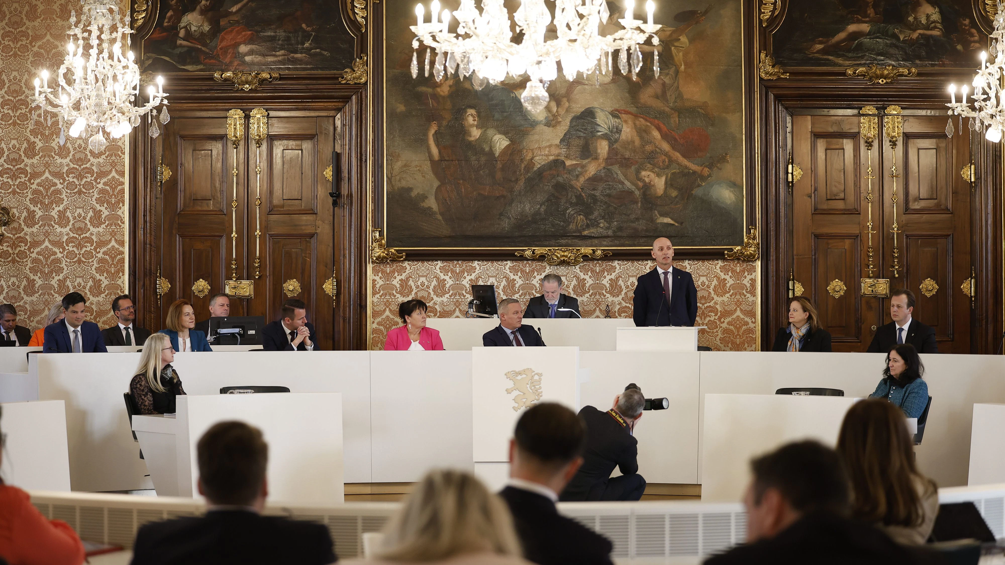 Die Opposition verließ geschlossen den Saal.