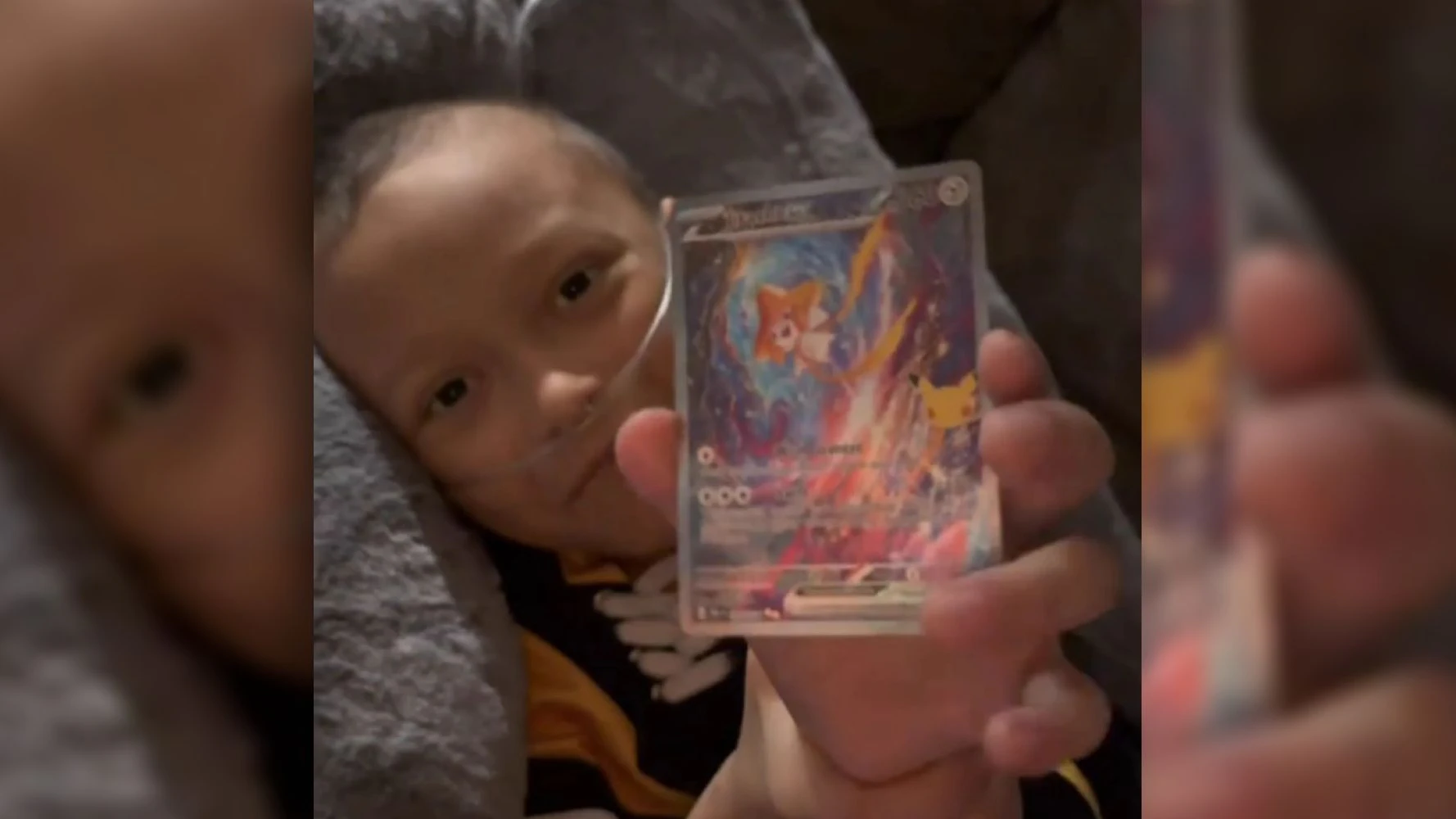 Avery zeigt sein Jirachi.
