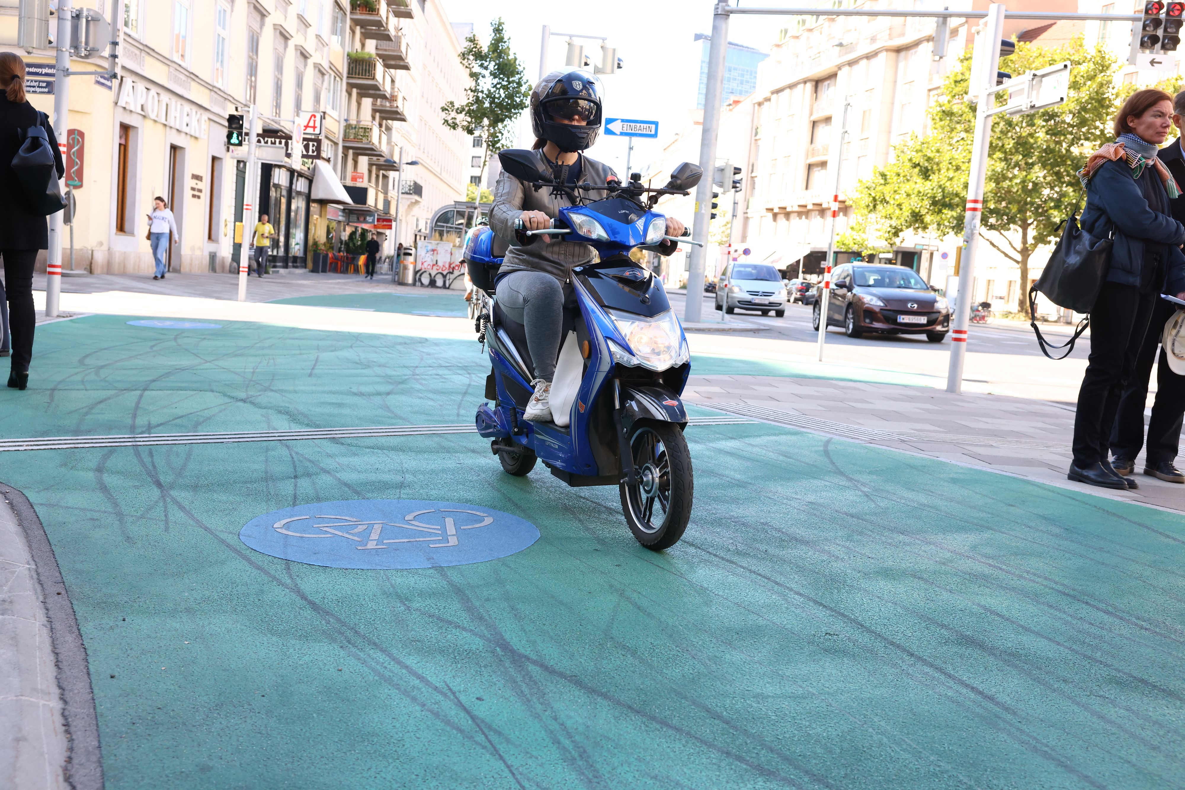E-Moped-Fahrer müssen zahlreiche neue Regeln beachten.