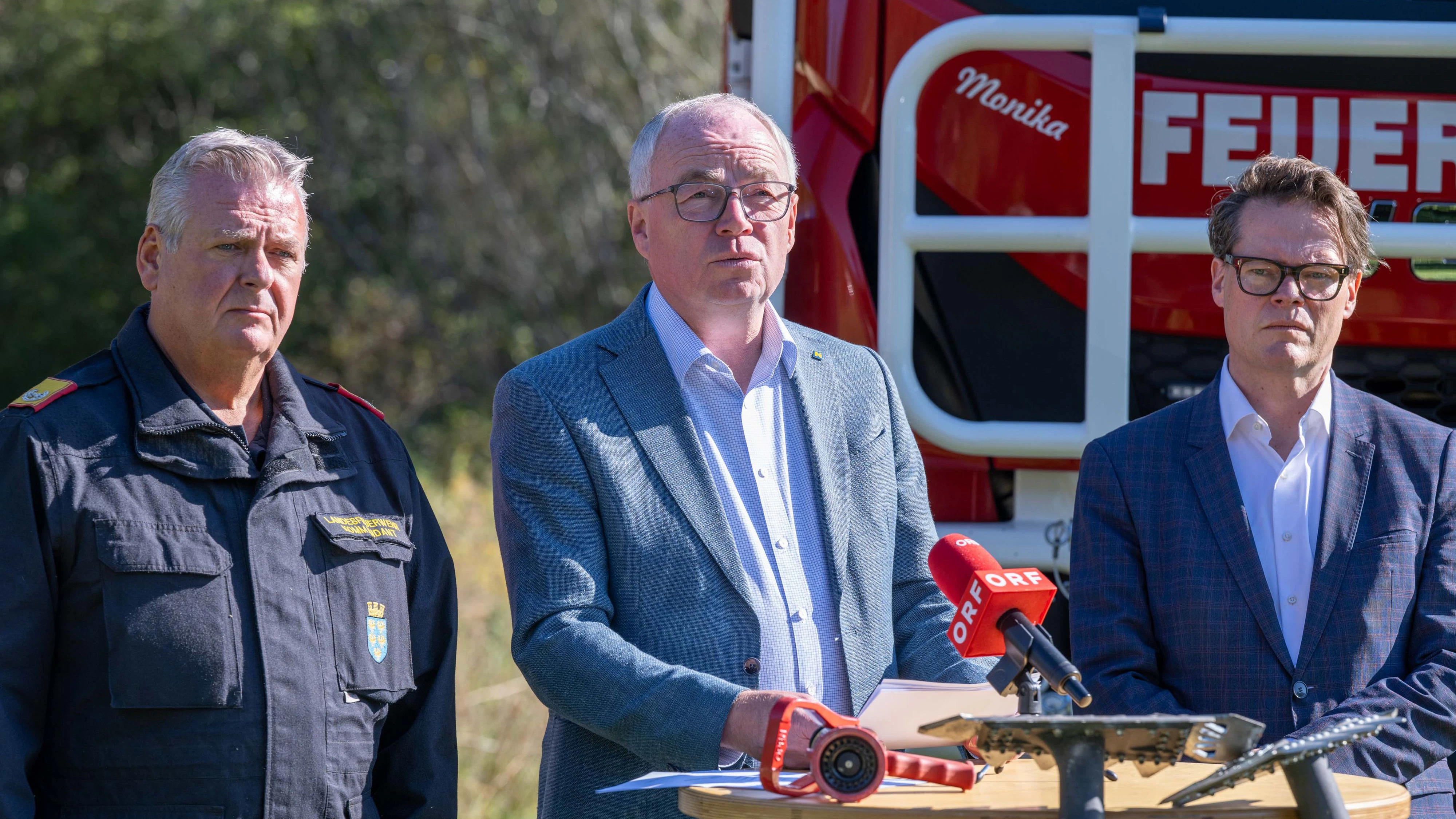 Fünf Jahre nach dem Brand wurde vor Ort von LH-Stellvertreter Stephan Pernkopf (m.), Wiens Stadtrat Jürgen Czernohorszky (r.) und Dietmar Fahrafellner (l.), Landesfeuerwehrkommandant Niederösterreich, auf den damaligen Einsatz zurückgeblickt und Bilanz gezogen.