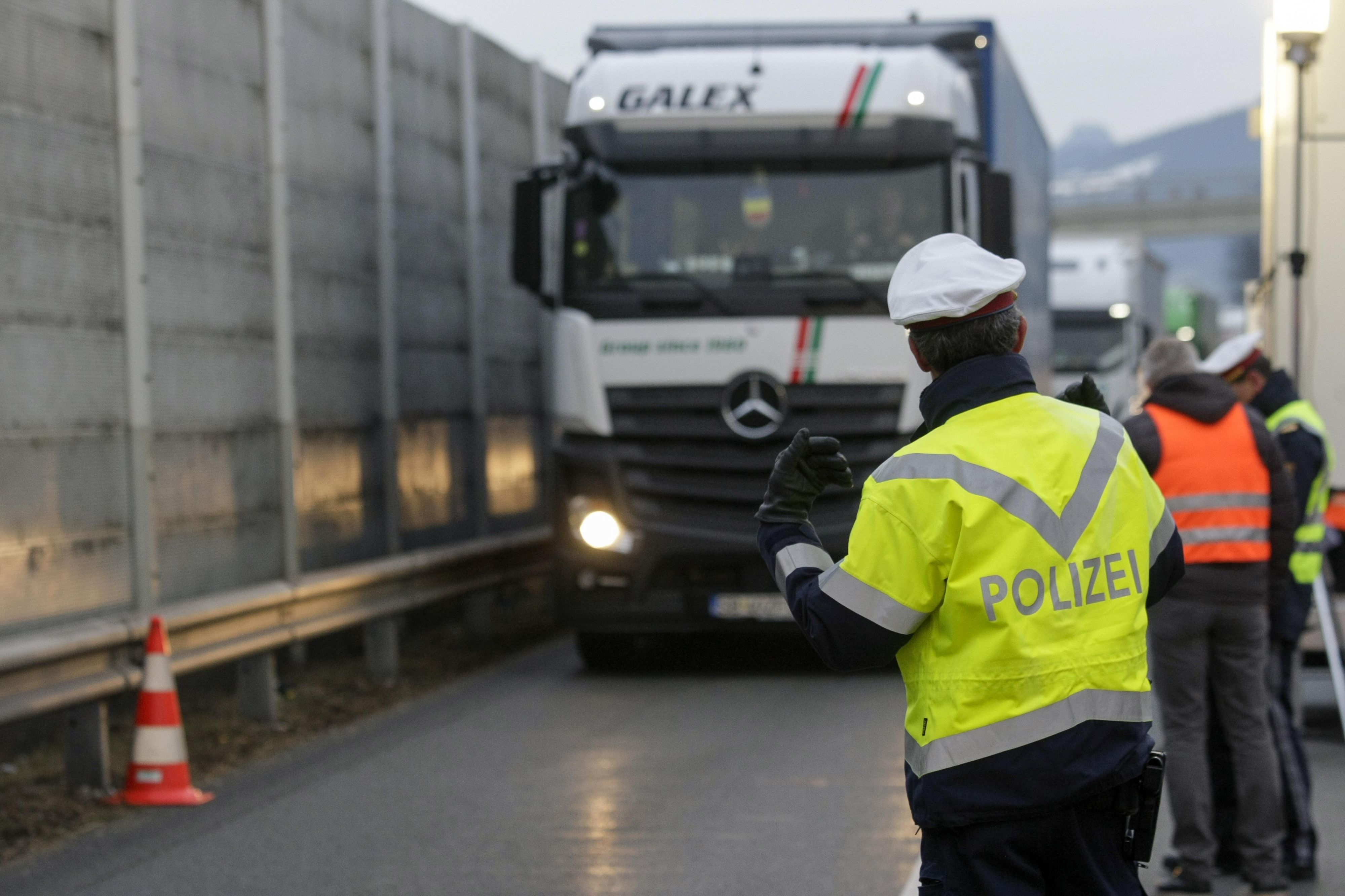 Dem Lenker wurde von den Beamten die Weiterfahrt untersagt und von ihm eine vorläufige Sicherheitsleistung eingehoben.
