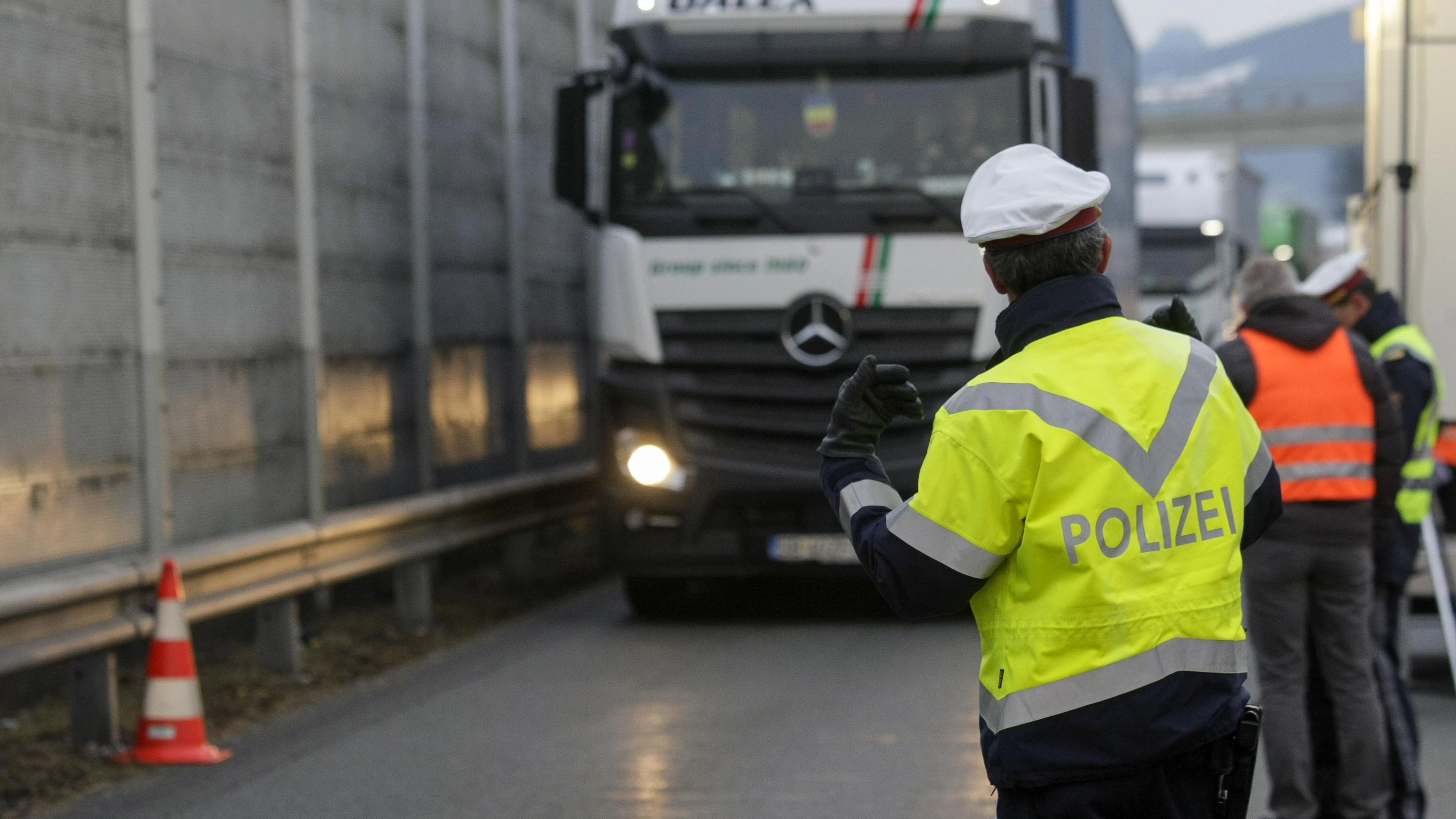 Dem Lenker wurde von den Beamten die Weiterfahrt untersagt und von ihm eine vorläufige Sicherheitsleistung eingehoben.