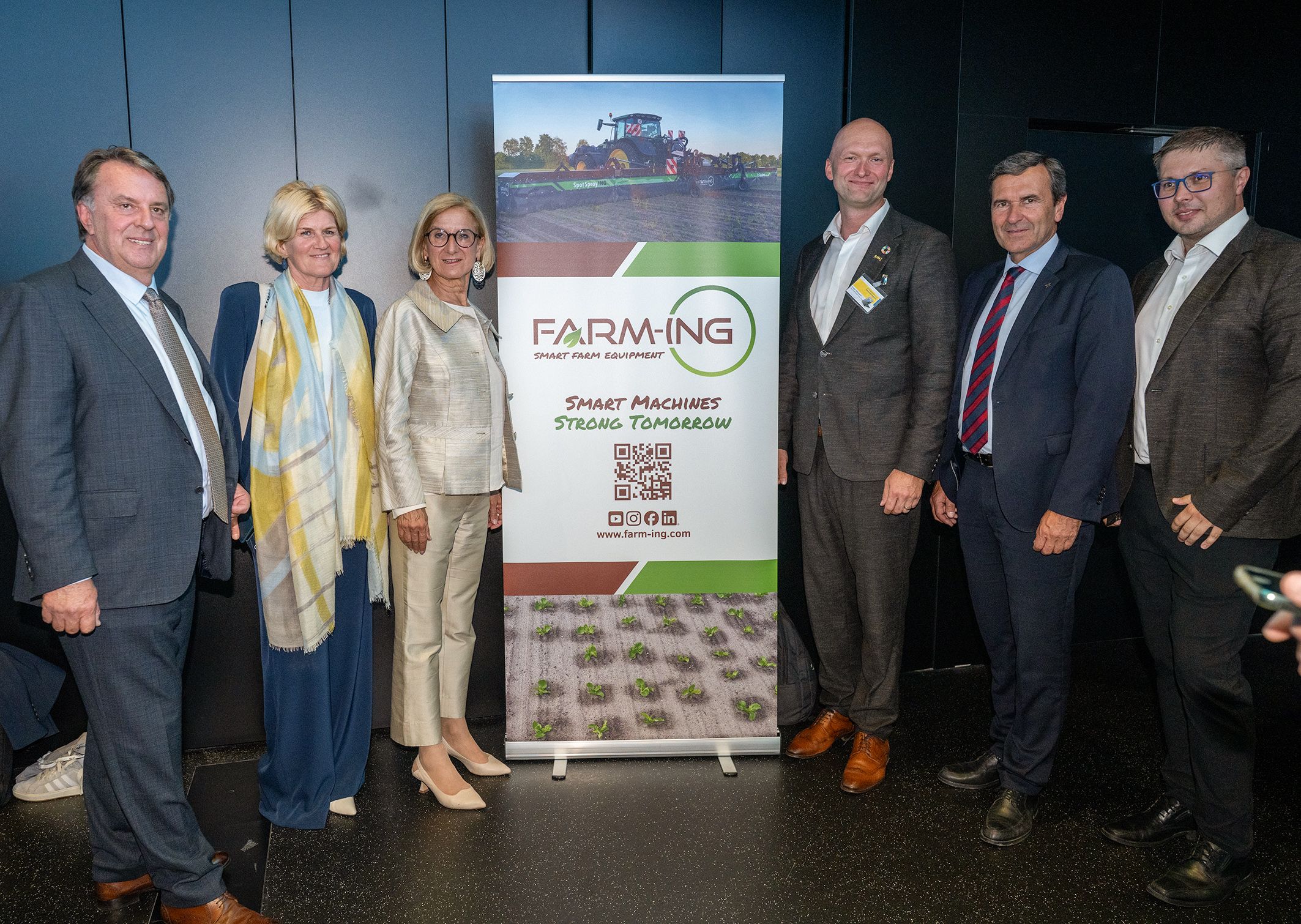 v.l.n.r.: WKNÖ-Präsident Wolfgang Ecker, Alexandra Höfer, Direktor-Stellvertreterin WKNÖ, Landeshauptfrau Johanna Mikl-Leitner, Gregor Witzmann, Geschäftsführer und CEO von Farm-ING, Reinhard Karl, Raiffeisenvorstand NÖ-Wien, und Gerhard Zimmermann, CTO und Co-Founder von Farm-ING