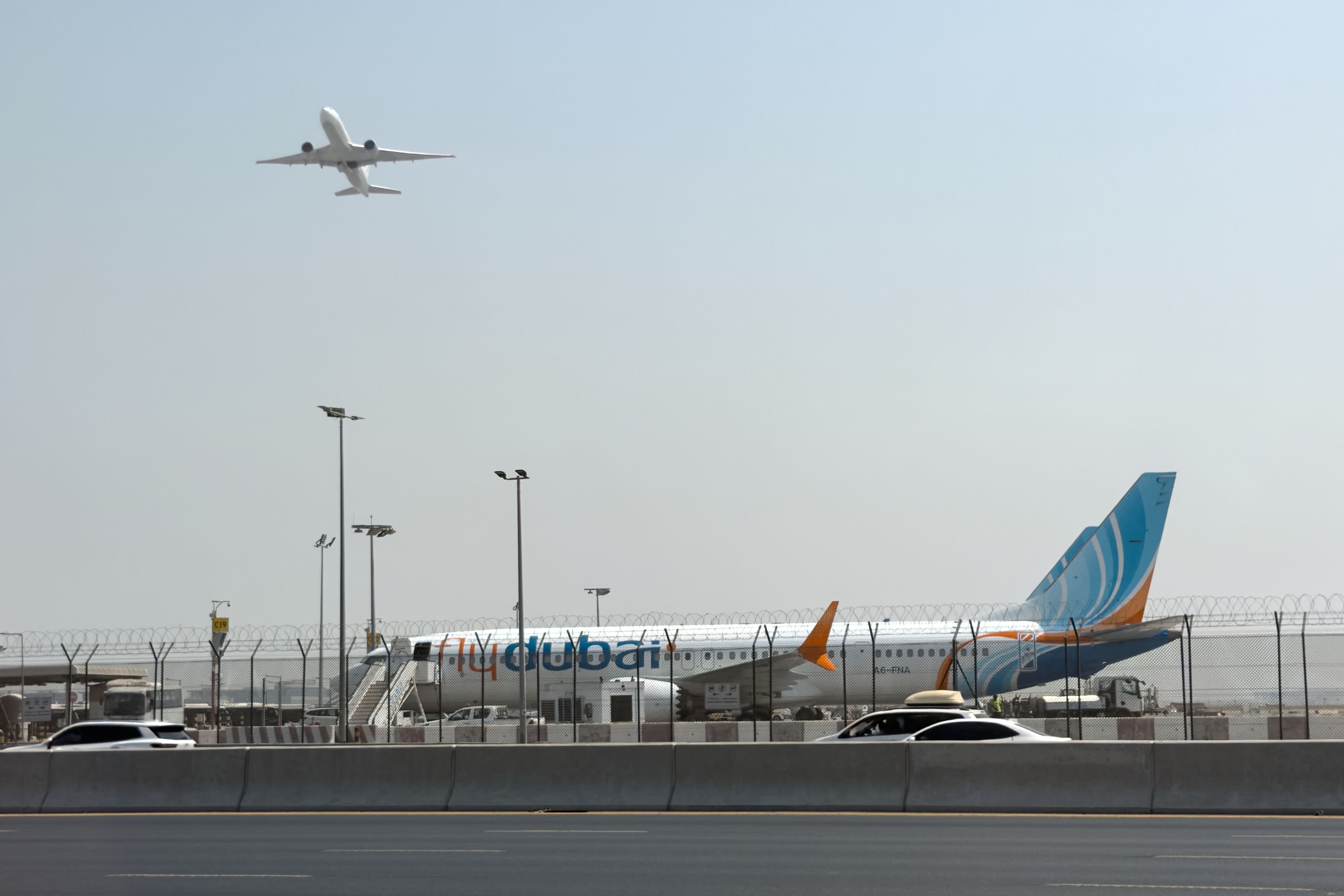 Ein Passagierflugzeug der Fluglinie FlyDubai auf dem Weg aus Dubai nach Tel Aviv musste in Saudi-Arabien notlanden.