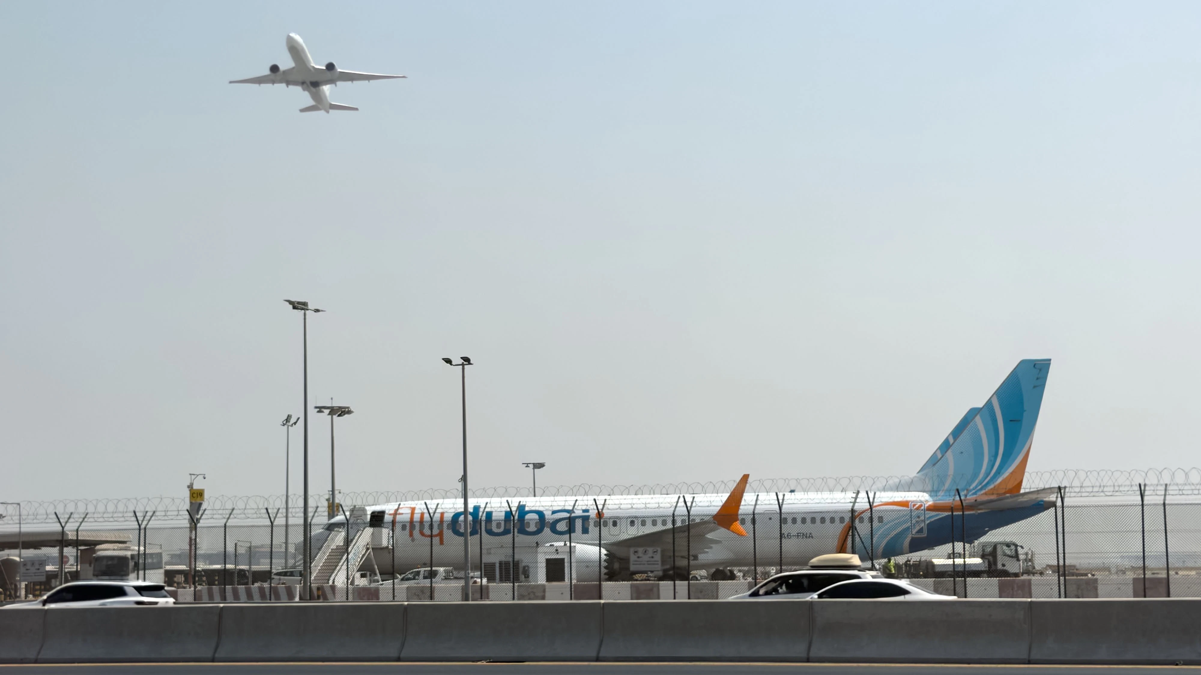 Ein Passagierflugzeug der Fluglinie FlyDubai auf dem Weg aus Dubai nach Tel Aviv musste in Saudi-Arabien notlanden.