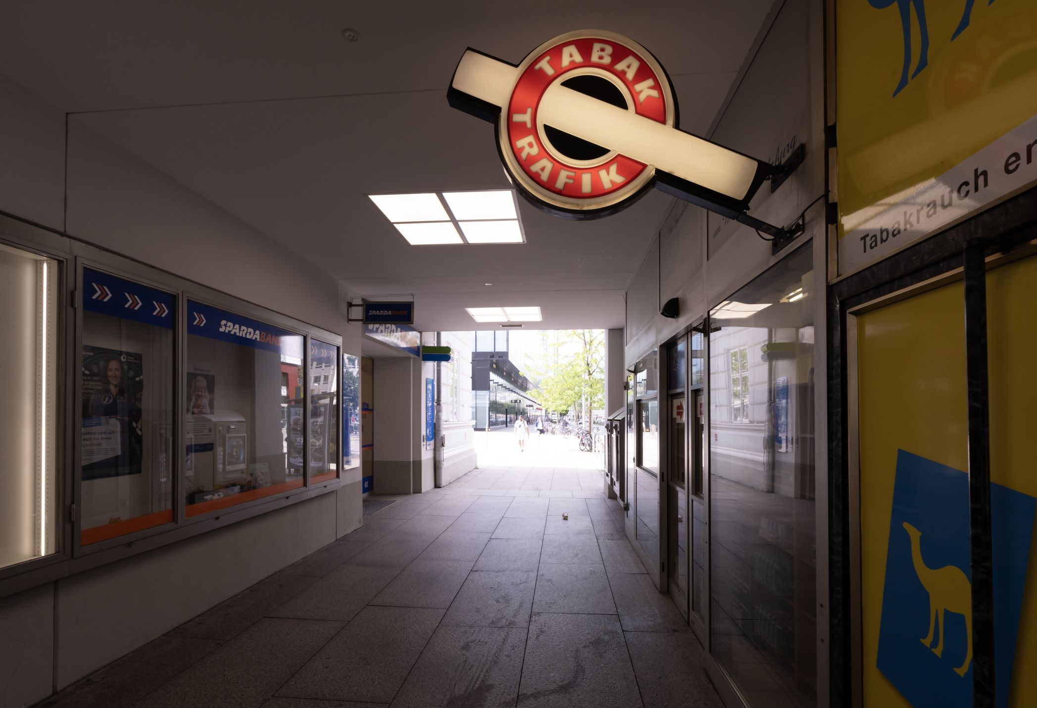 Zigaretten verkaufen, Lotto bedienen und Kunden beraten: So viel verdienen Angestellte in einer österreichischen Trafik.