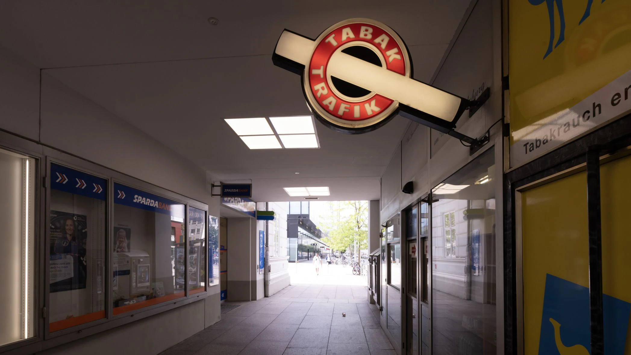 Zigaretten verkaufen, Lotto bedienen und Kunden beraten: So viel verdienen Angestellte in einer österreichischen Trafik.