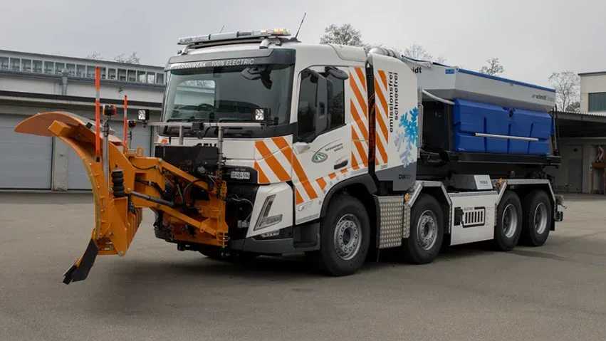 E-Lkw im Winterdienst in der Schweiz. Mit MegawattCharging (MCS) soll er innerhalb von nur 20 Minuten so weit aufgeladen werden können, dass er danach für zwei Stunden lang Schnee pflügen und Salz streuen kann.