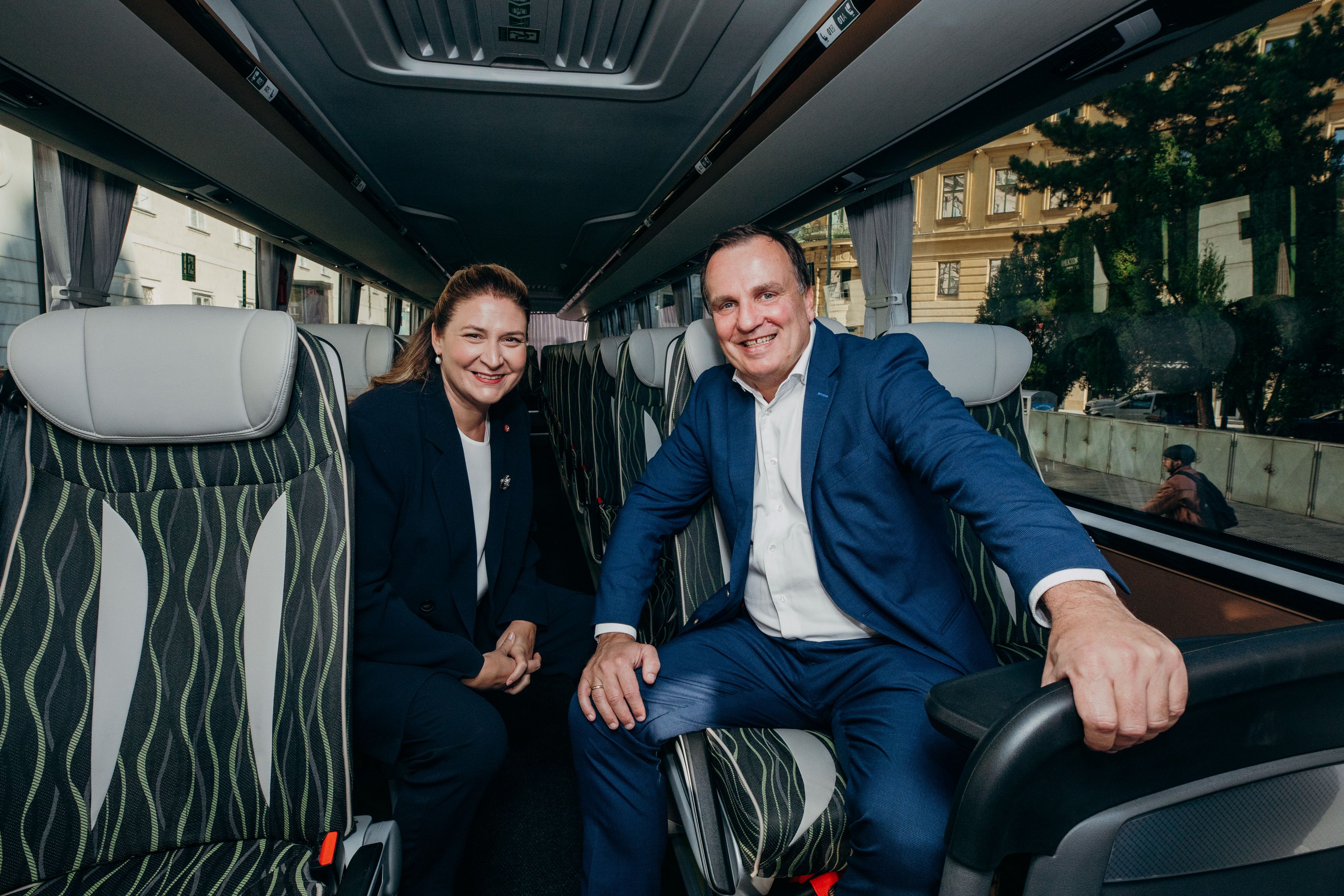 Vizebürgermeisterin Barbara Nowak mit Paul Blaguss (GF Blaguss-Gruppe) im neuen E-Bus.