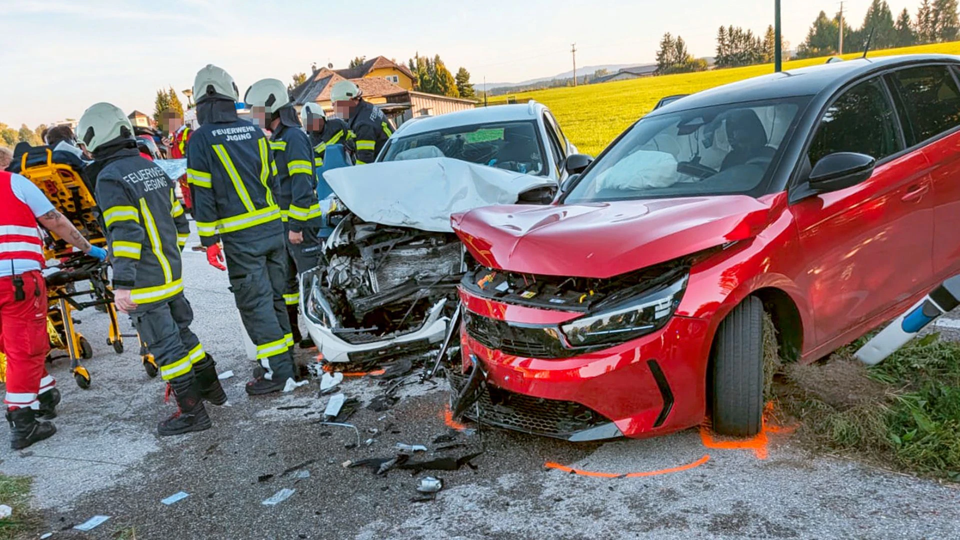 Heute.at - 5 Verletzte! Auto kracht beim Abbiegen in Familien-Pkw