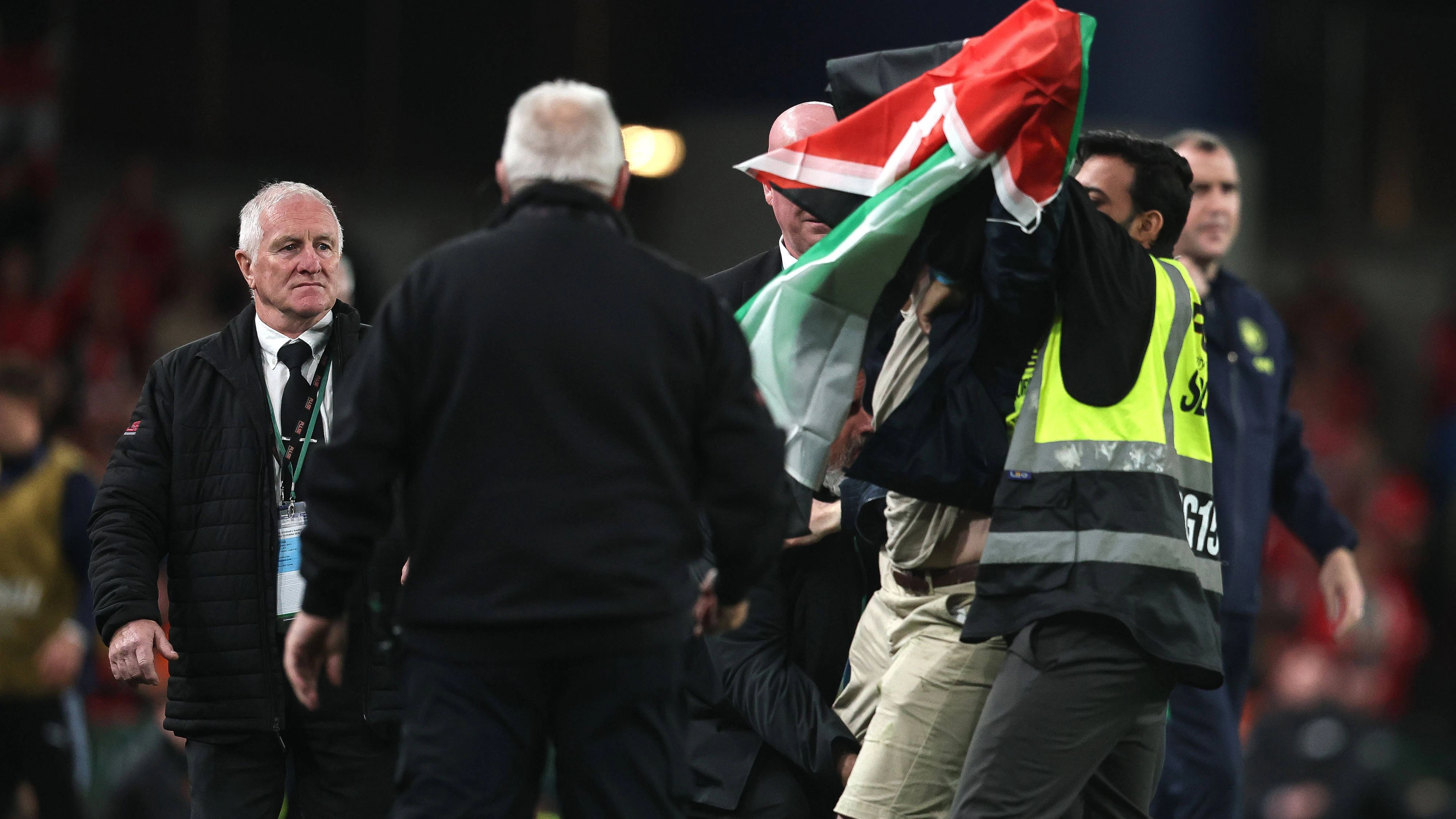Ein Flitzer mit Palästina-Flagge wurde schon am Spielfeldrand von Ordnern gestoppt.