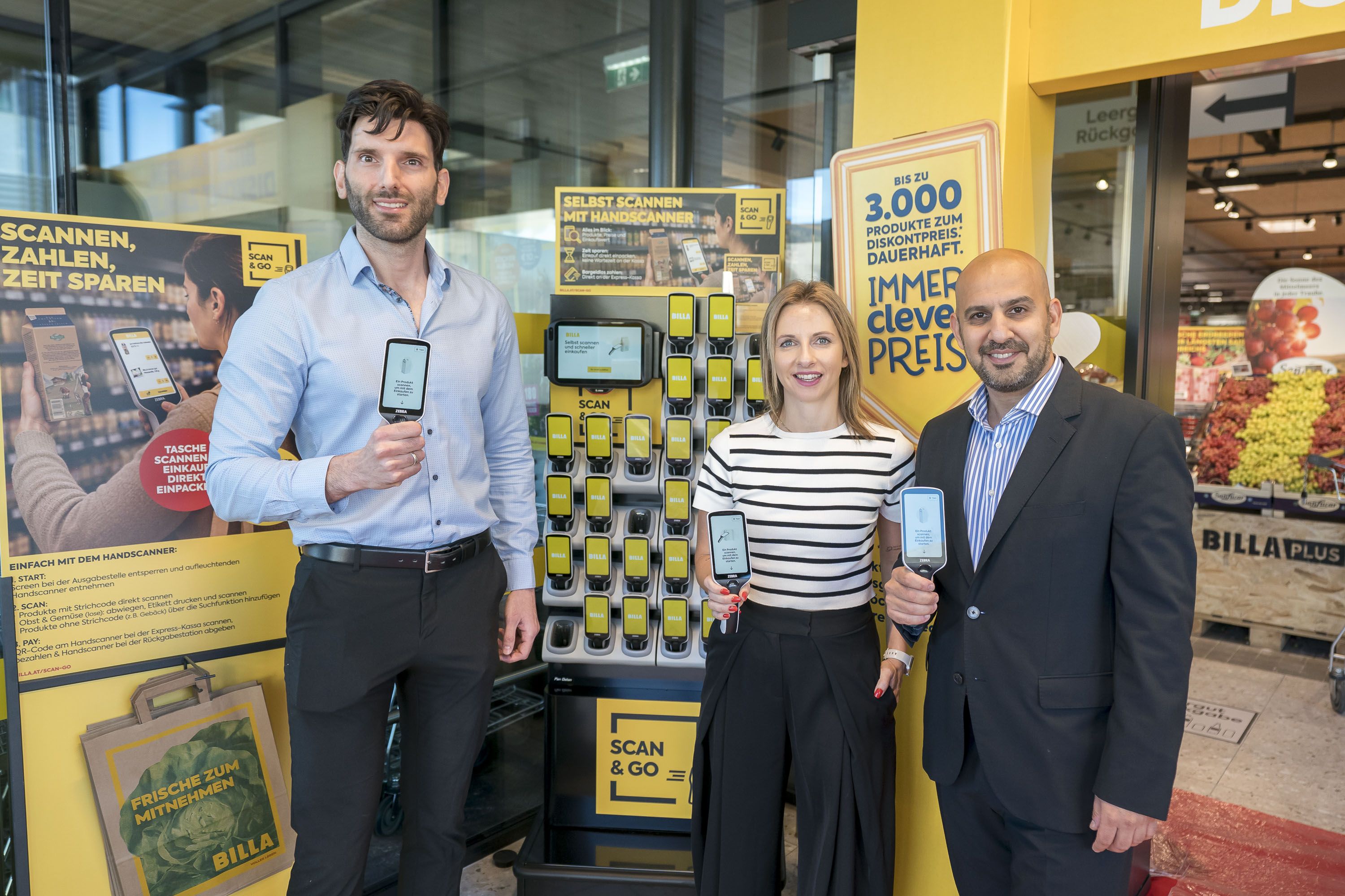 Danijel Milojkovic (Billa Retail Development) und Kaja Grünzweig (Retail Development Digitale Services), Hamed Mohseni (Billa Vertriebsdirektor für Wien, v.l.)