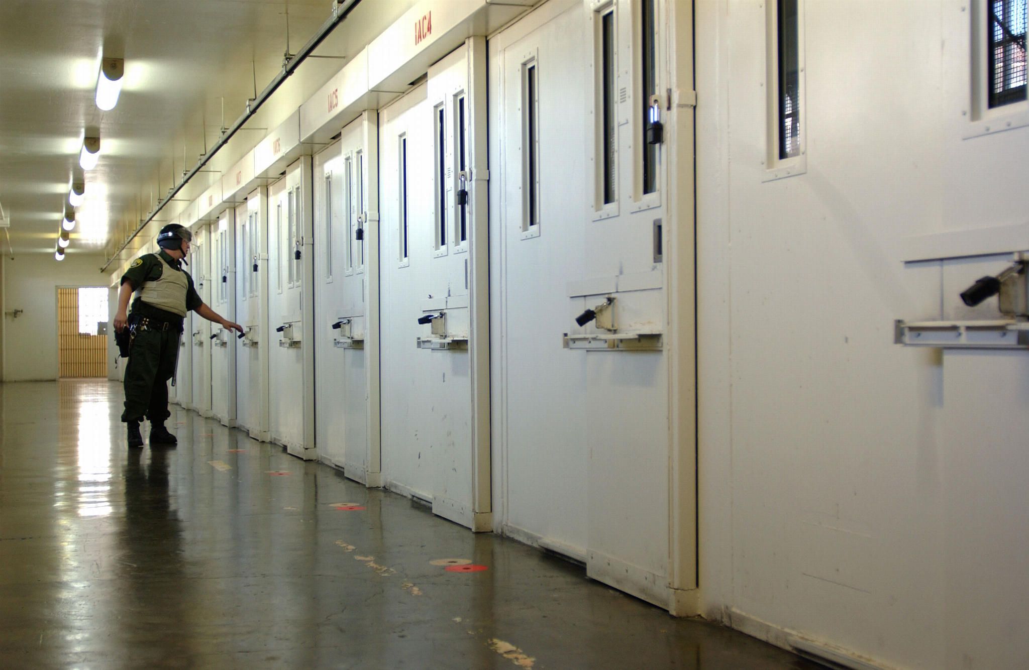 Die Todesstrafe existiert in den USA seit der Kolonialzeit im 17. Jahrhundert, wobei die allererste dokumentierte Hinrichtung im Jahr 1608 in der Kolonie Virginia stattfand (Bild: Todestrakt, San Quentin Gefängnis)