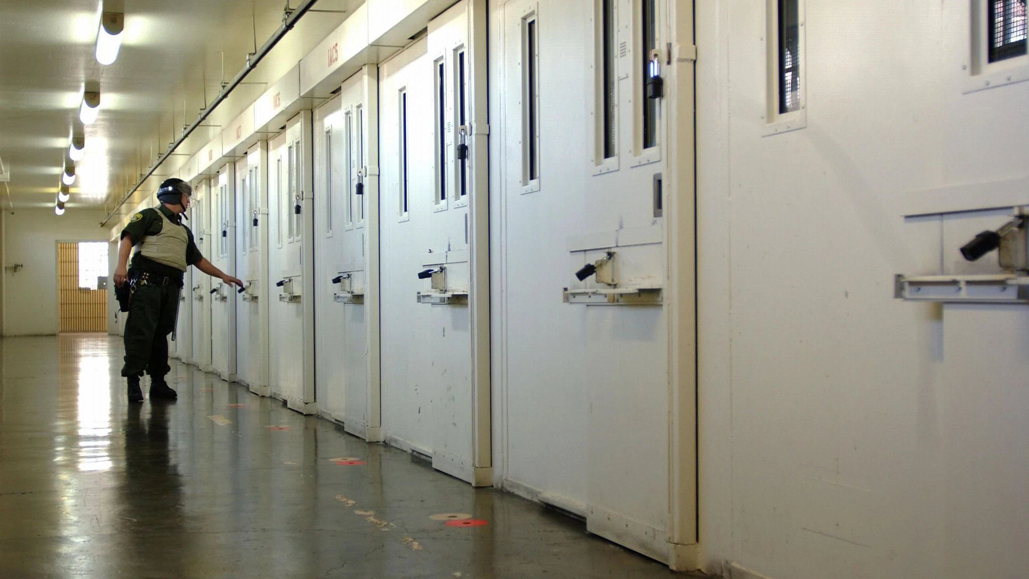 A October 25, 2004 file photo shows a guard at San Quentin prison checking doors of cells housing death row inmates inside San Quentin prison.  A California judge March 16, 2005 sentenced former fertilizer salesman Scott Peterson to death for the murder of his wife and unborn son in a case that attracted nationwide attention. Superior Court Judge Alfred Delucchi sentenced Peterson after calling him "cruel, uncaring, heartless and callous." Earlier, Laci Peterson's family emotionally condemned the shackled prisoner, prompting Scott Peterson's parents to leave the courtroom. In November, a jury convicted Peterson, of Modesto, California, of killing his pregnant, 27-year-old wife, Laci, and unborn son on Christmas Eve 2002. A October 25, 2004 file photo shows a guard at San Quentin prison checking doors of the Adjustment Center group of cells housing death row inmates inside San Quentin prison. REUTERS/Clay McLachlan/files