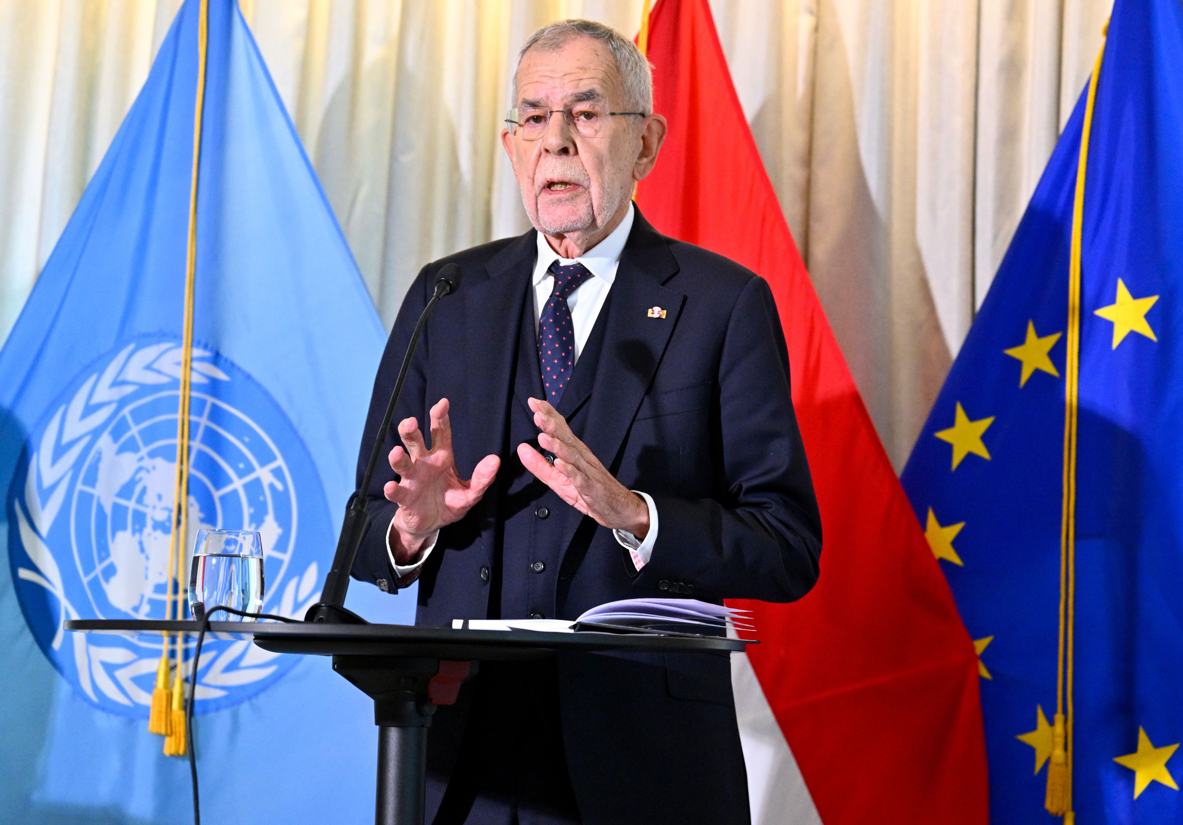 Bundespräsident Alexander Van der Bellen hat Russland als Zwerg bezeichnet.