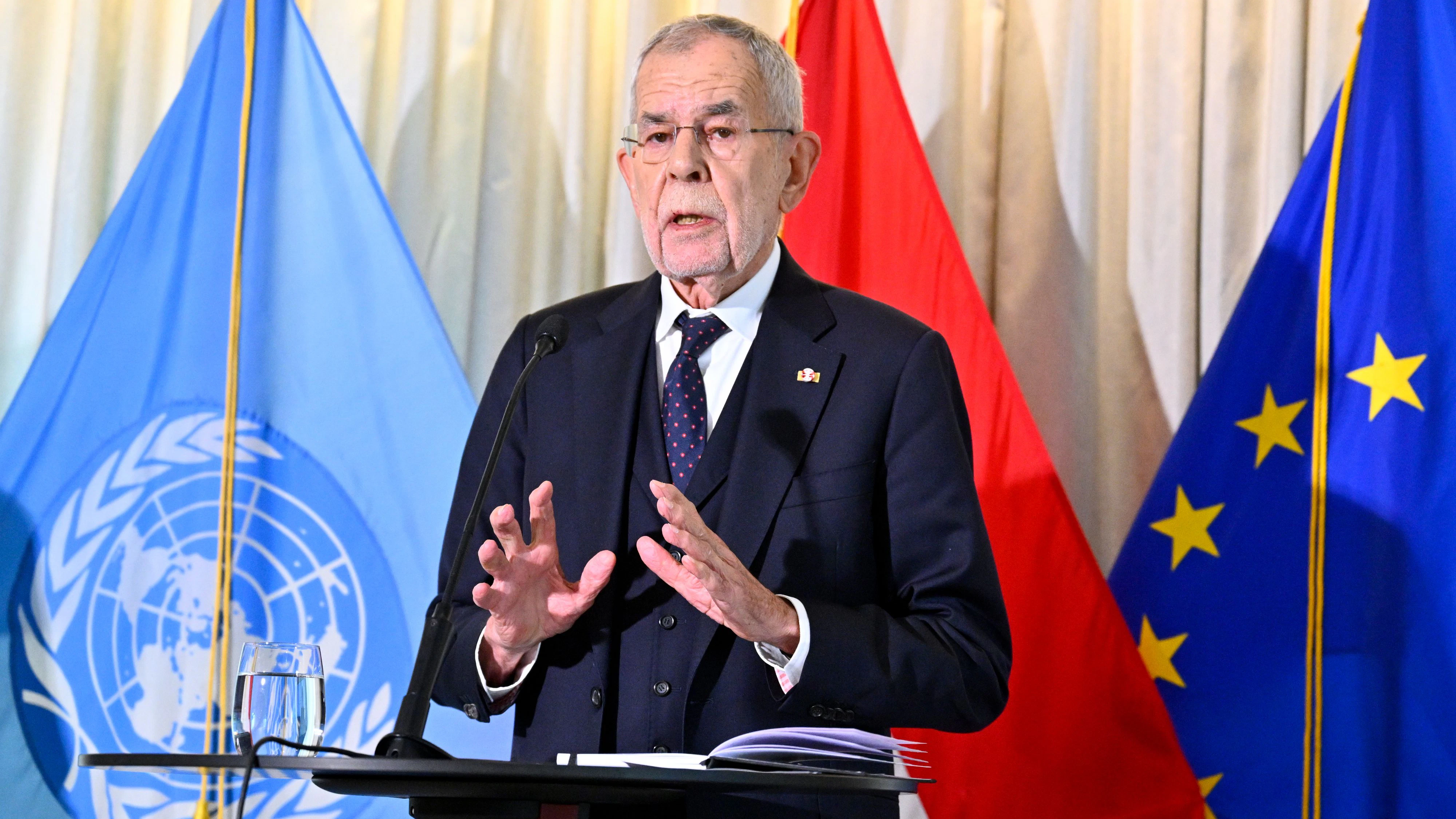 Bundespräsident Alexander Van der Bellen hat Russland als Zwerg bezeichnet.