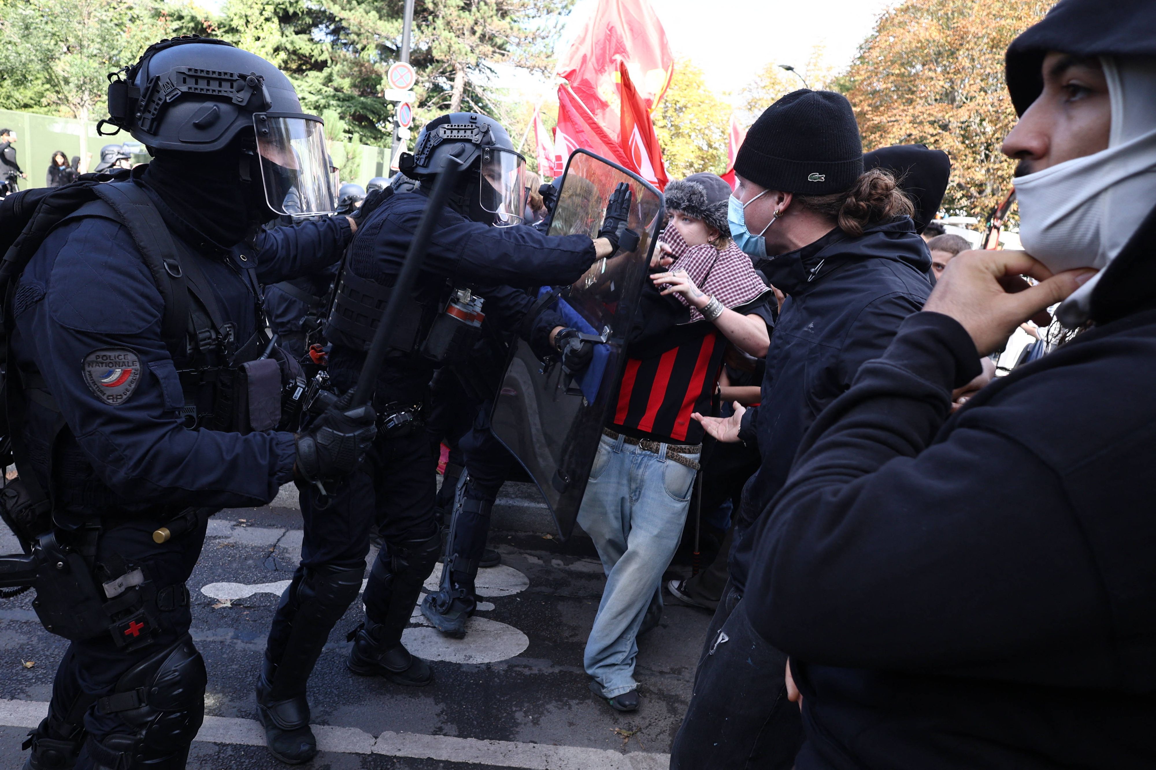 Es kommt zu Auseinandersetzungen zwischen Demonstranten und Polizei.